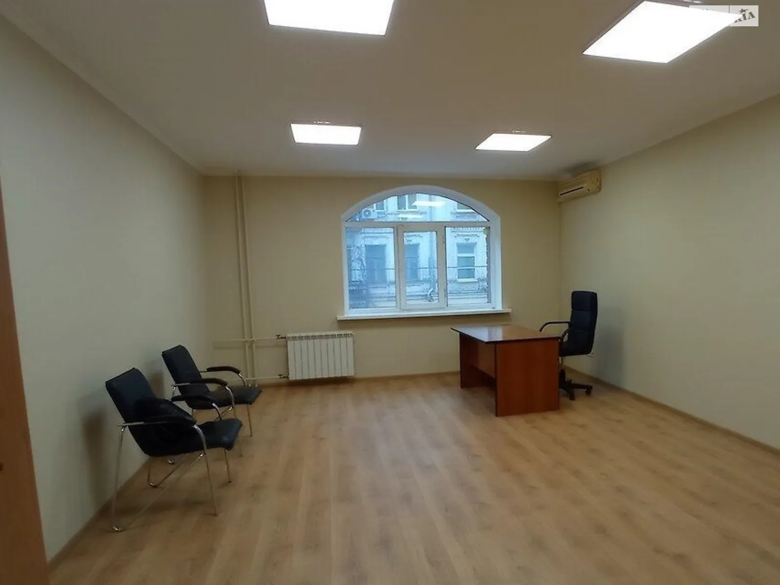 Сдается в аренду офис 95 кв. м в бизнес-центре, цена: 47500 грн - фото 1