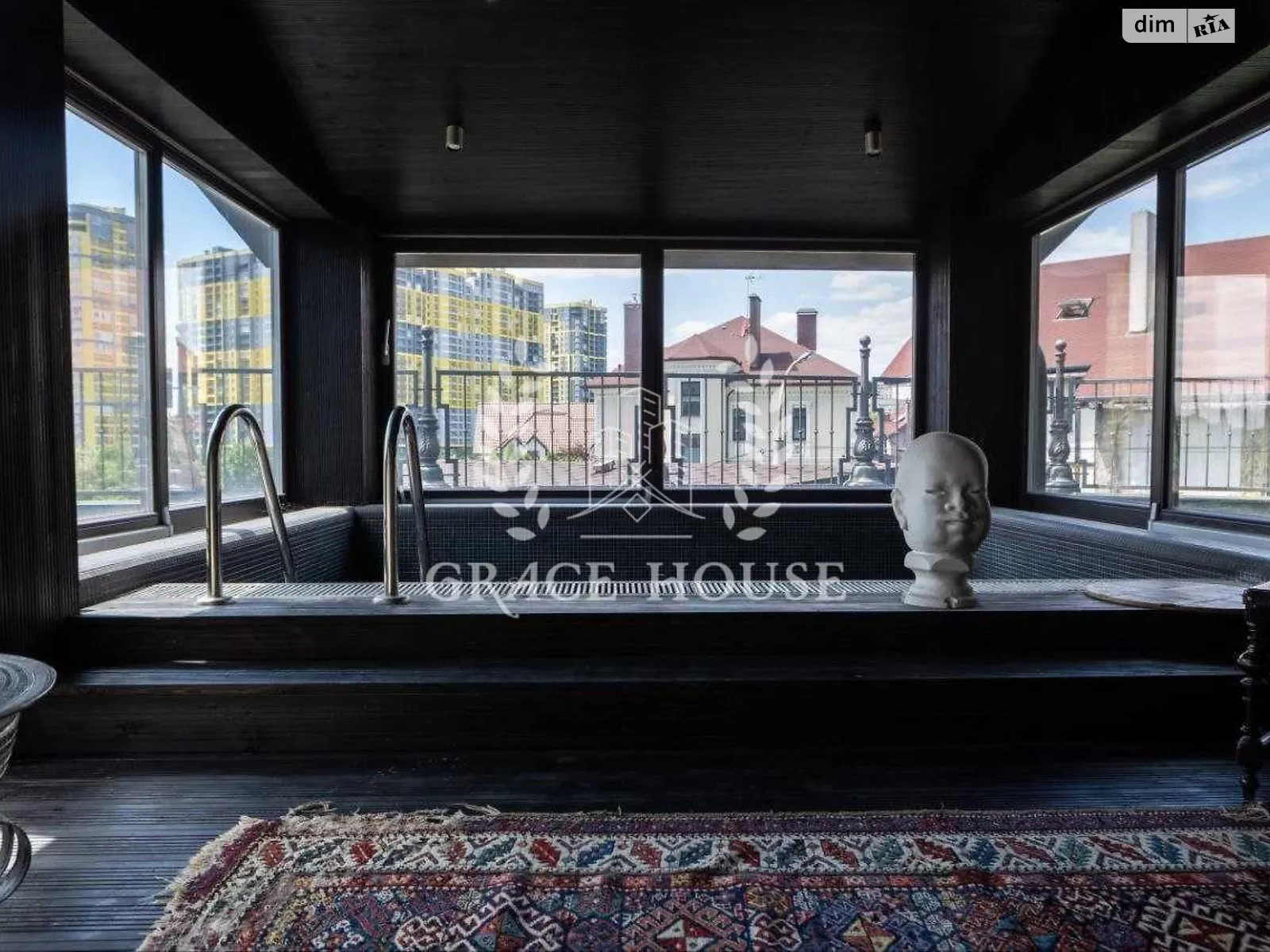Сдается в аренду дом на 3 этажа 540 кв. м с балконом, цена: 4000 € - фото 1