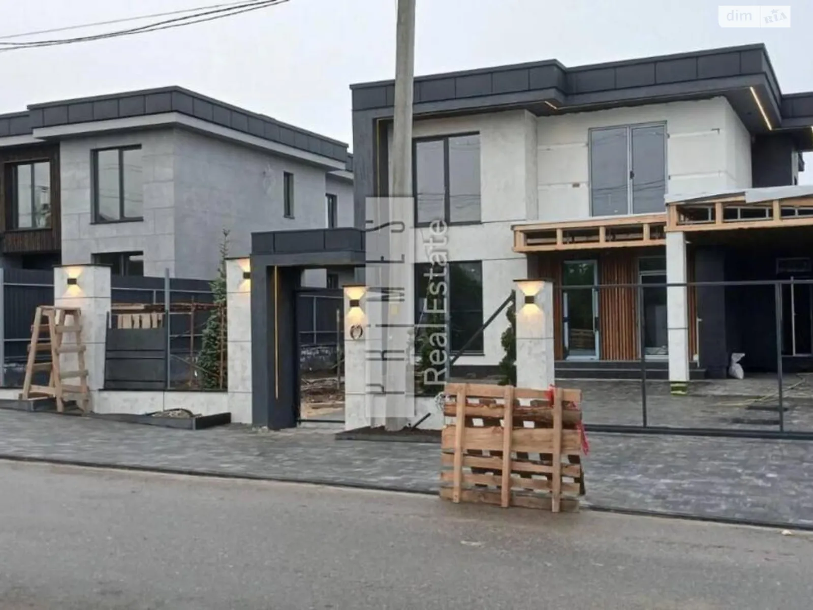 Продается дом на 2 этажа 210 кв. м с беседкой, цена: 300000 $ - фото 1
