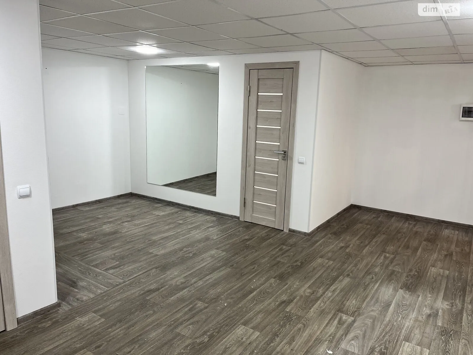 Сдается в аренду офис 80 кв. м в бизнес-центре, цена: 600 $ - фото 1