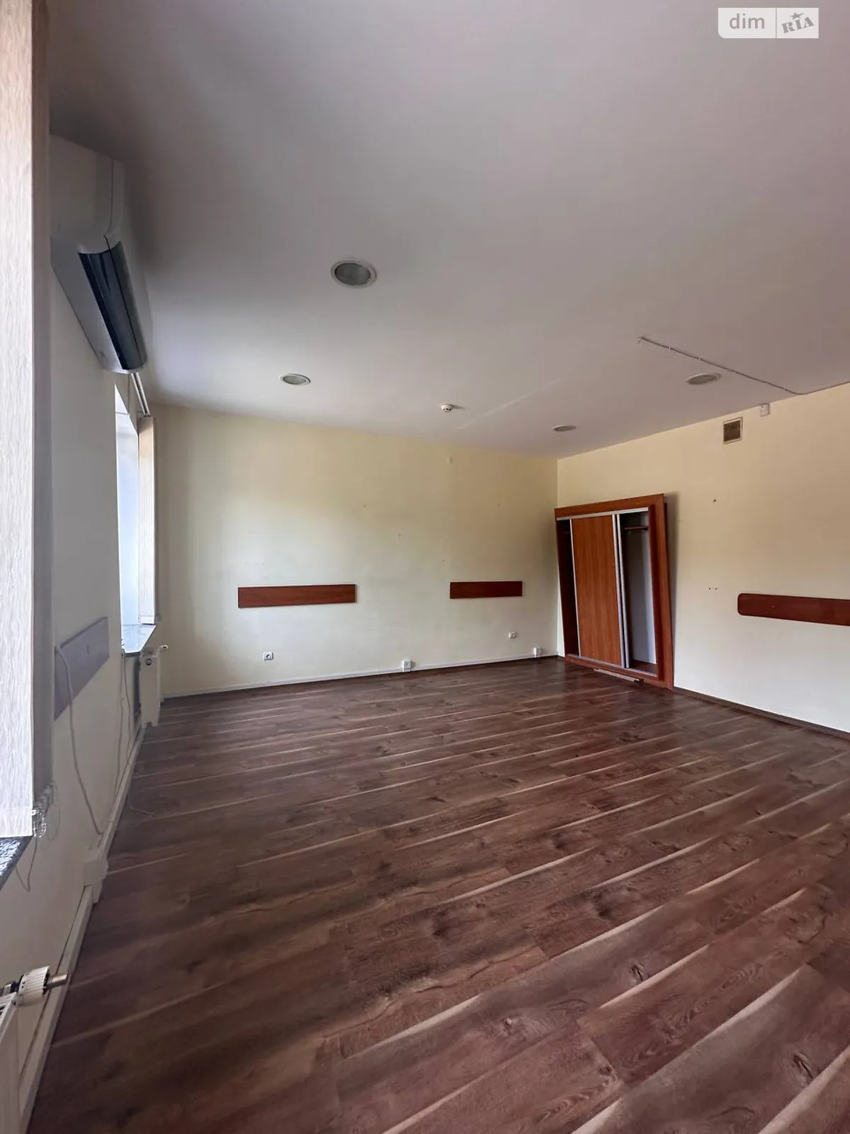 Сдается в аренду офис 300 кв. м в бизнес-центре, цена: 2500 $ - фото 1