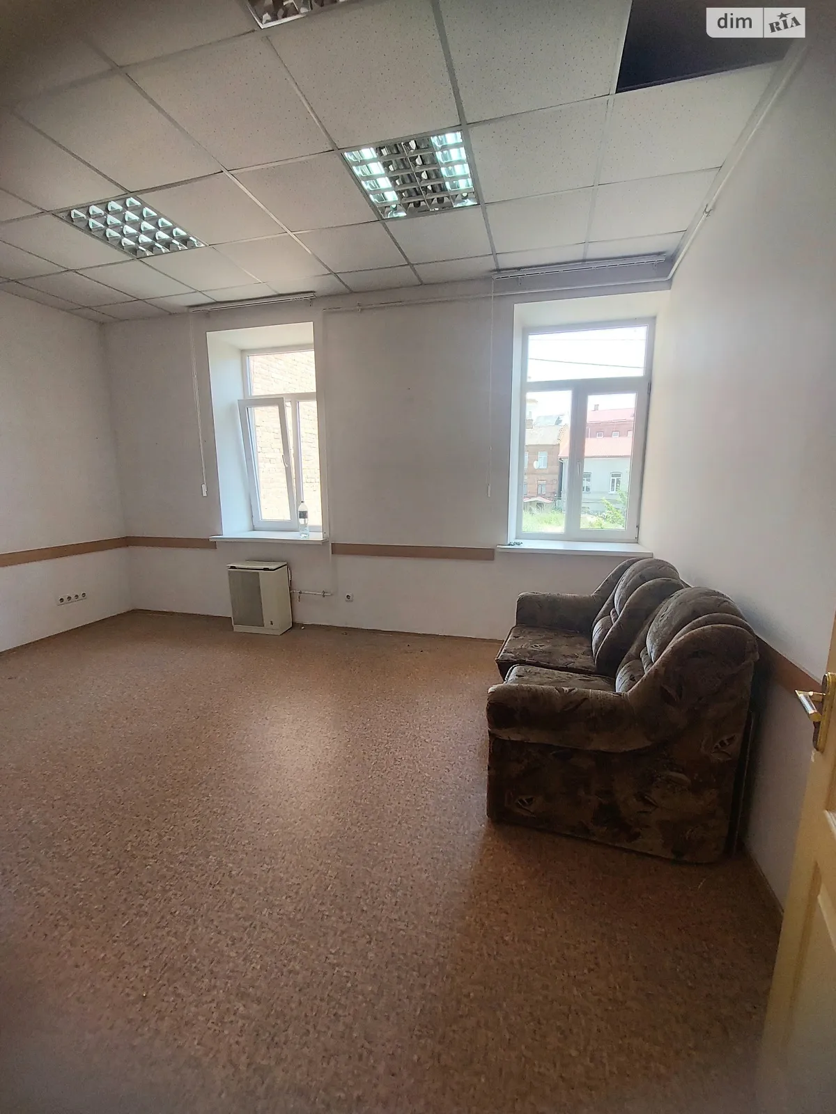 Сдается в аренду офис 25 кв. м в бизнес-центре, цена: 5000 грн - фото 1