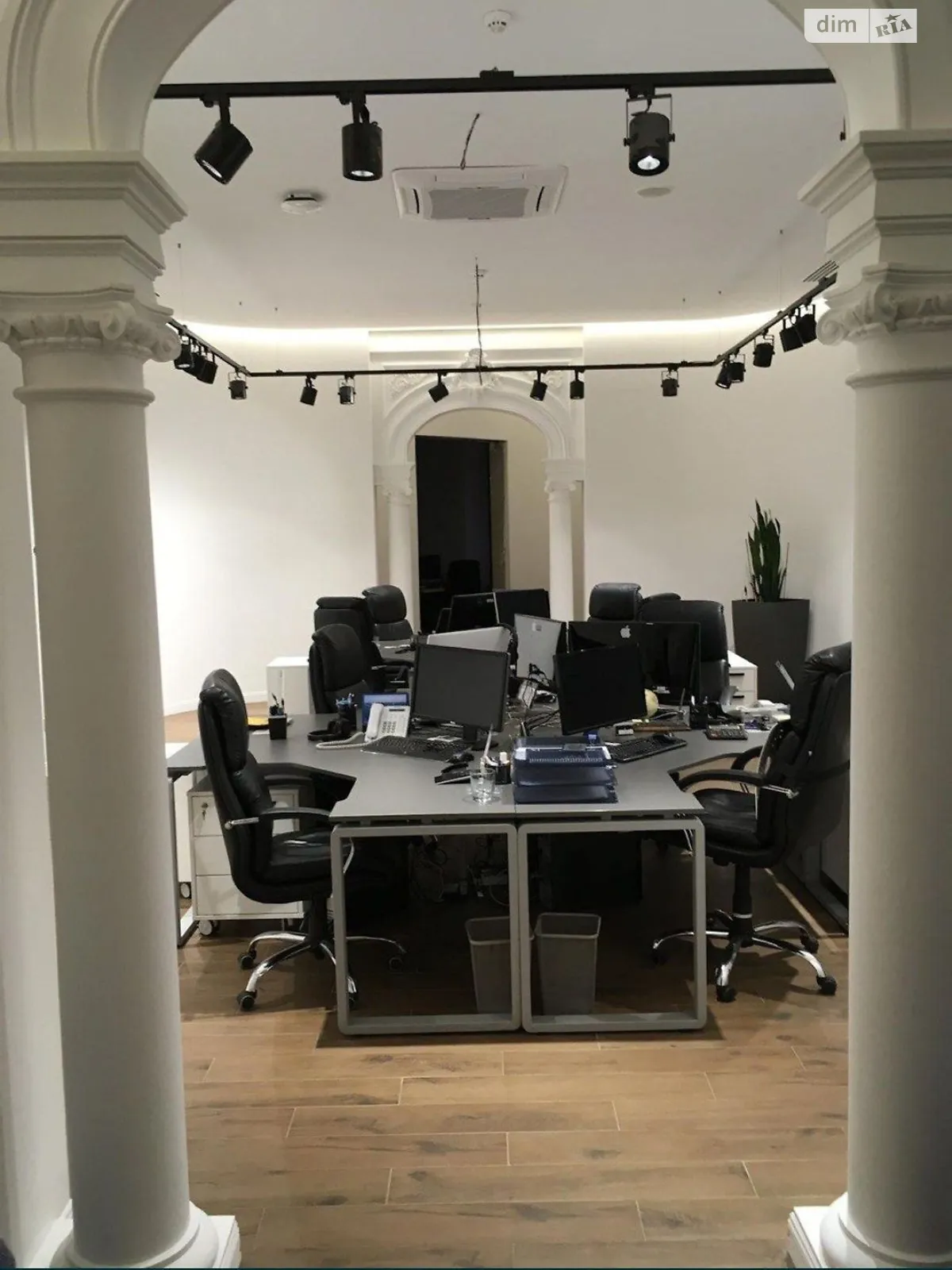 Продается офис 720 кв. м в бизнес-центре, цена: 1500000 $ - фото 1