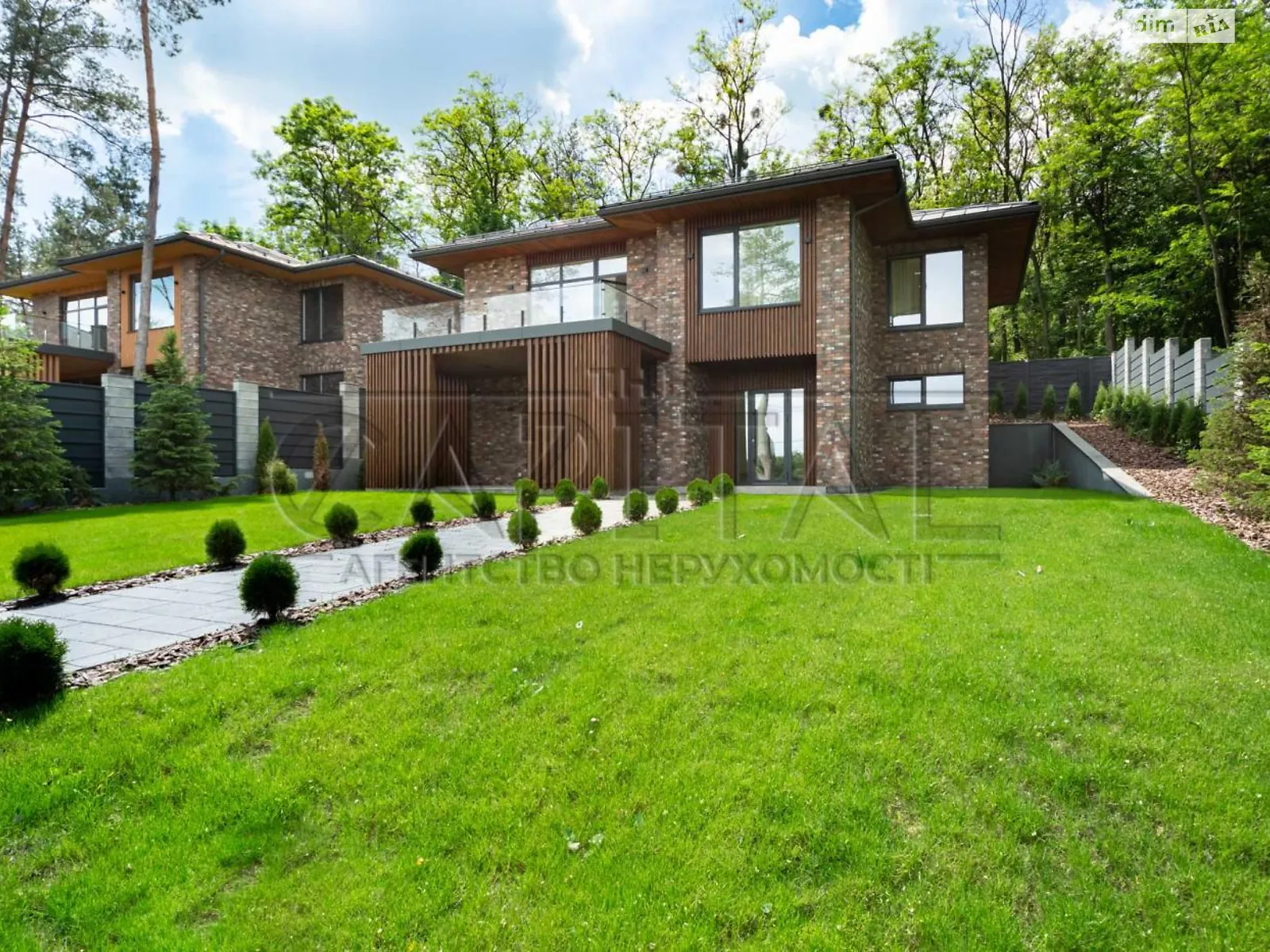 Продается дом на 2 этажа 257 кв. м с камином, цена: 610000 $ - фото 1