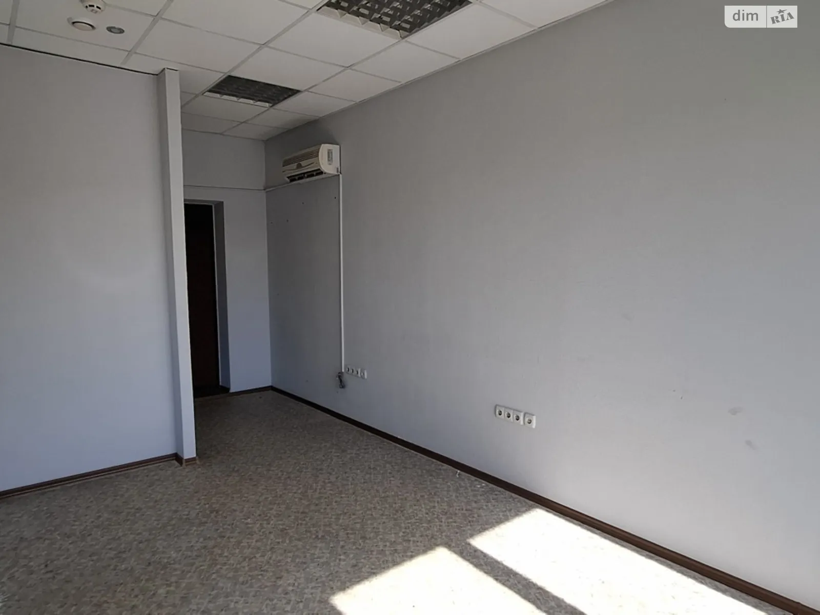 Сдается в аренду офис 20 кв. м в бизнес-центре, цена: 3500 грн - фото 1
