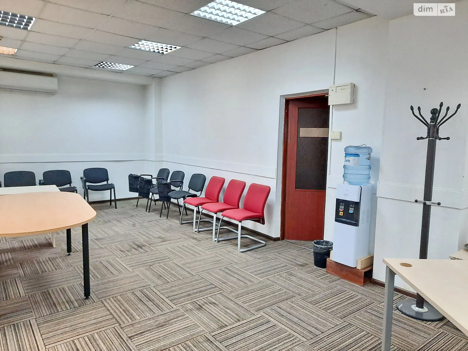 Сдается в аренду офис 55.74 кв. м в бизнес-центре, цена: 588.58 $ - фото 1