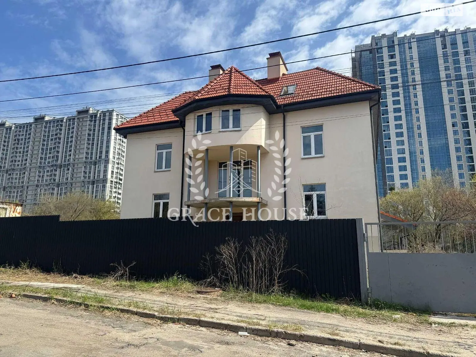 Продается дом на 3 этажа 826.2 кв. м с камином, цена: 800000 $ - фото 1