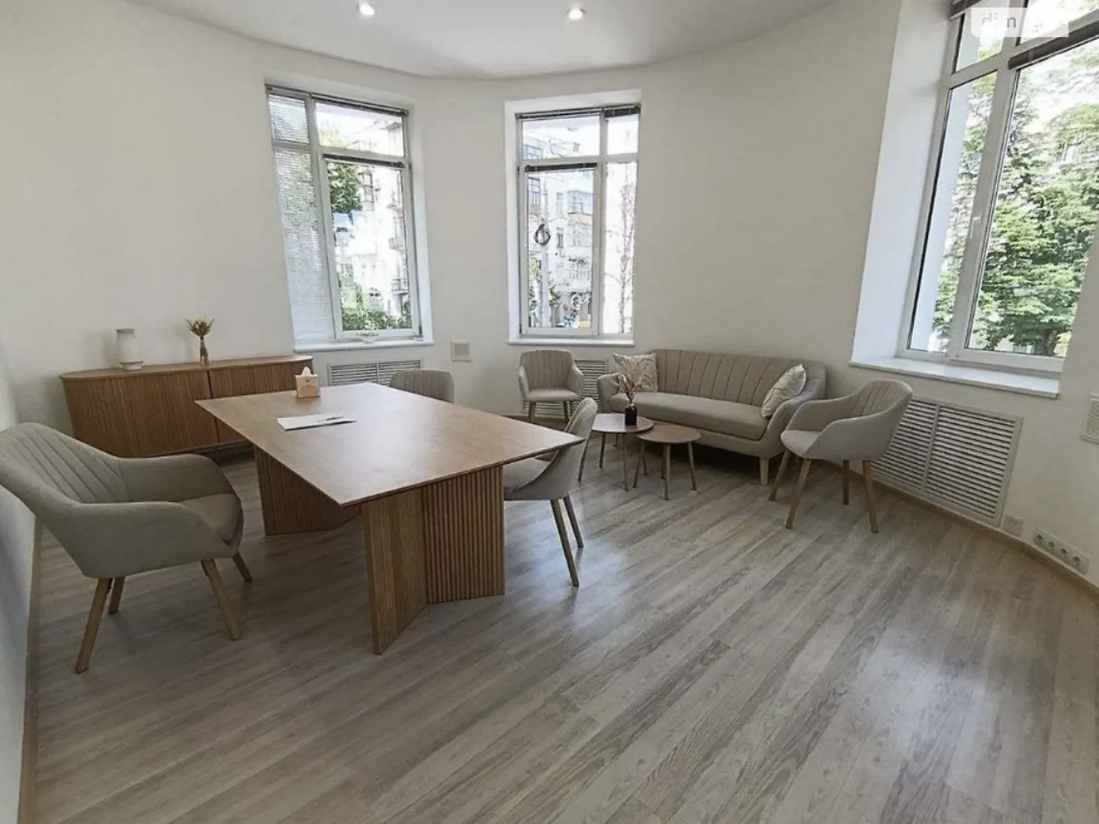 Сдается в аренду офис 166.5 кв. м в бизнес-центре, цена: 2831 $ - фото 1