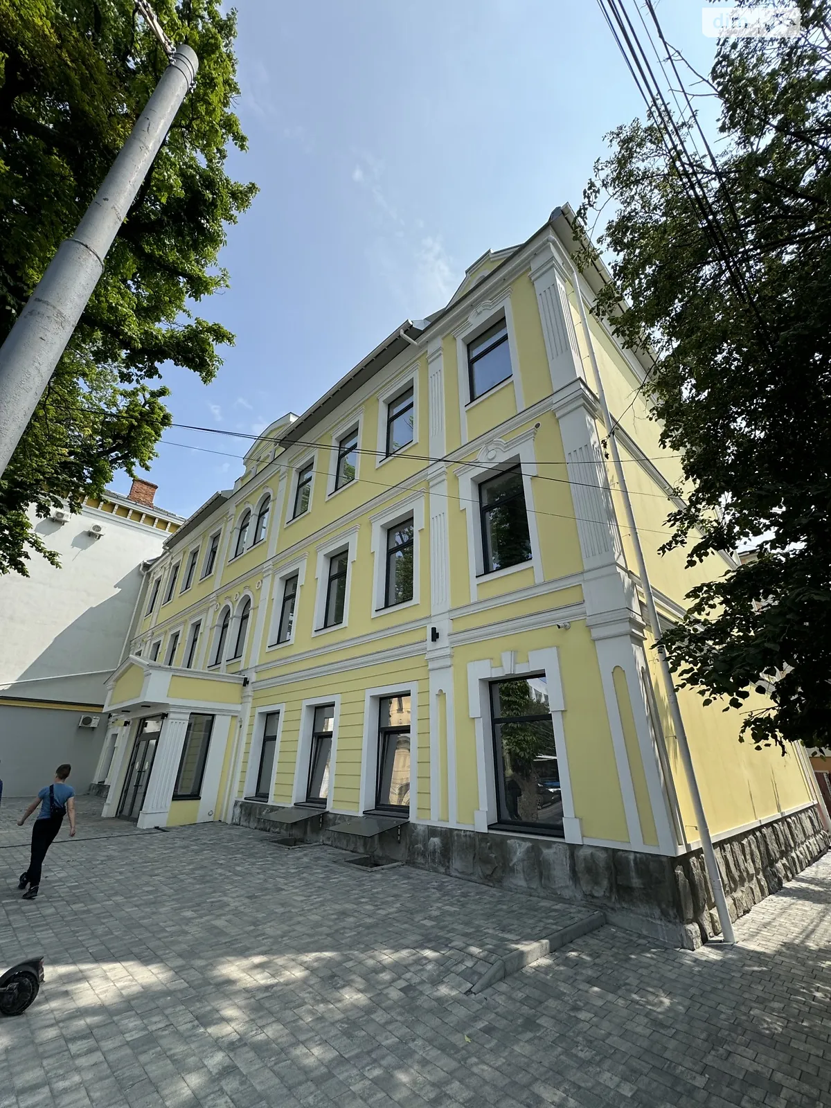 Сдается в аренду офис 270 кв. м в бизнес-центре, цена: 2700 € - фото 1