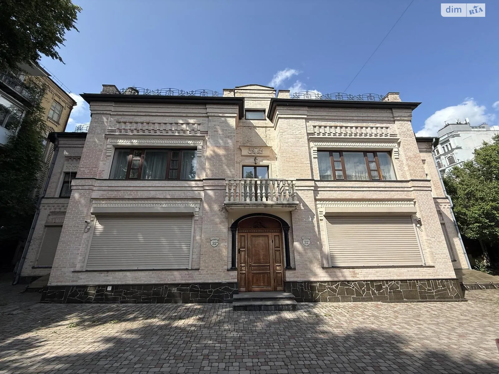 Сдается в аренду дом на 3 этажа 550 кв. м с мансардой, цена: 10000 $ - фото 1