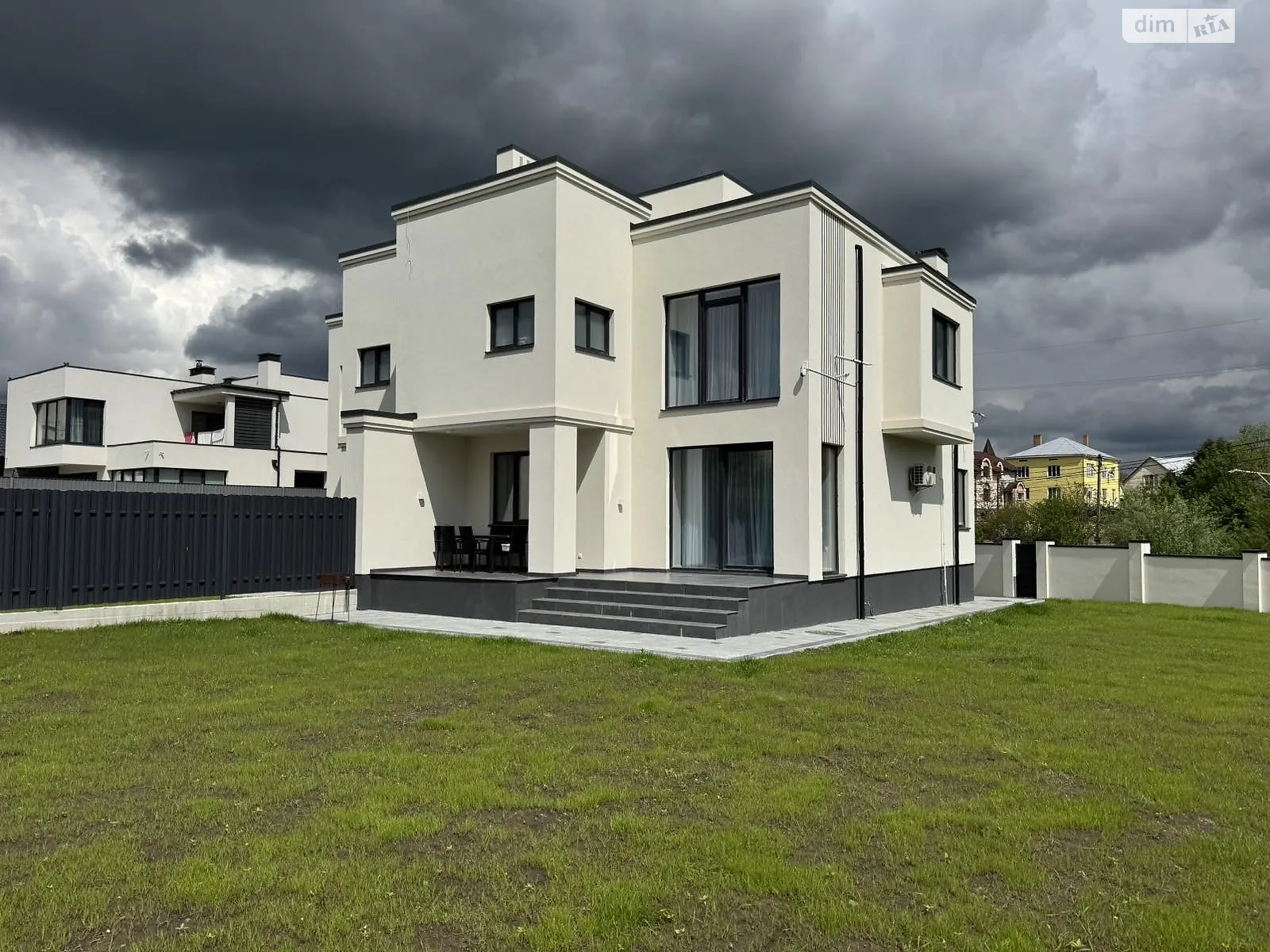 Продается дом на 2 этажа 250 кв. м с подвалом, цена: 220457 $ - фото 1