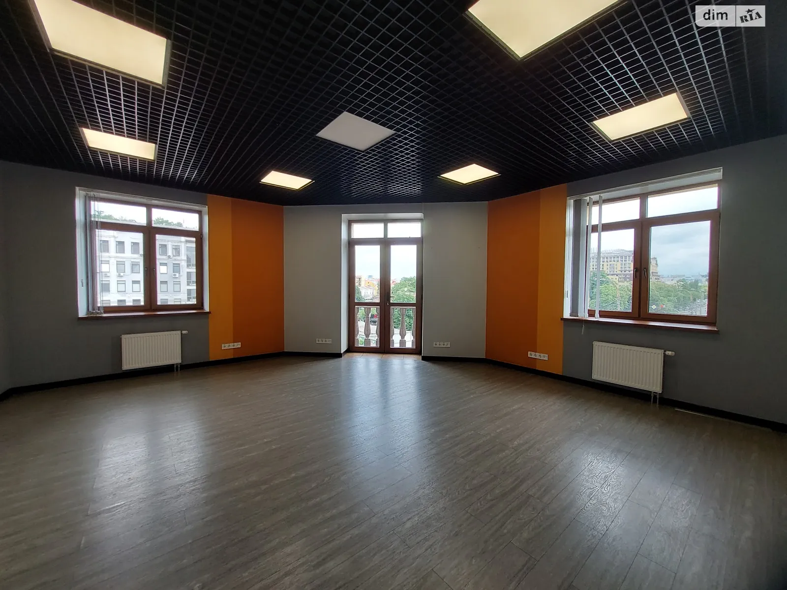 Сдается в аренду офис 811 кв. м в бизнес-центре, цена: 15500 $ - фото 1