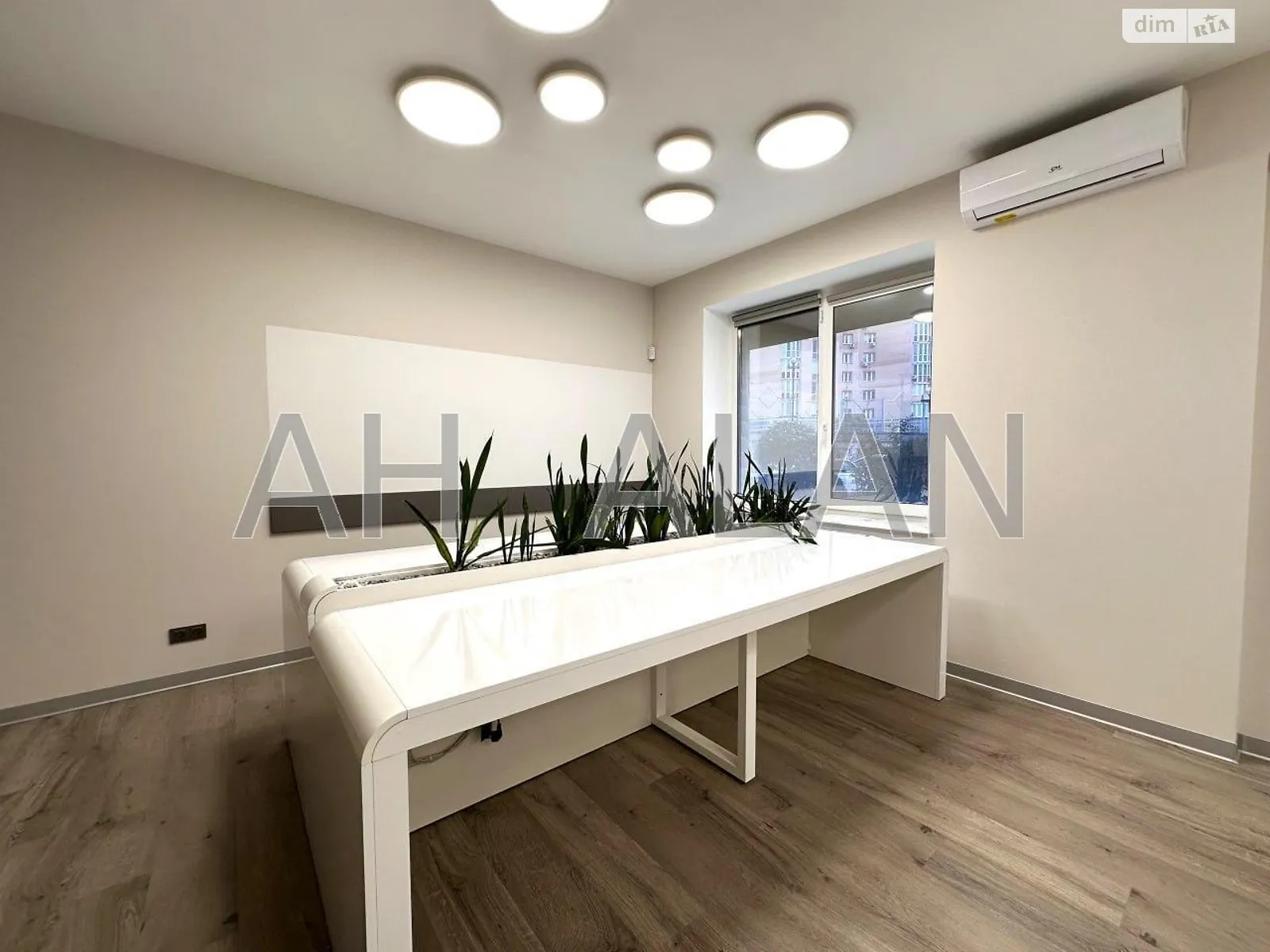 Сдается в аренду офис 60 кв. м в бизнес-центре, цена: 900 $ - фото 1