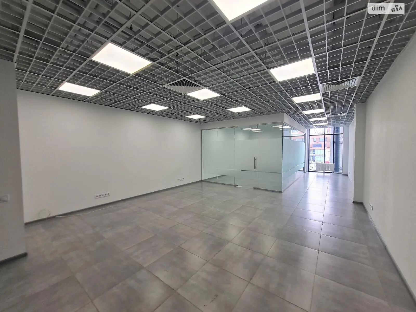 Сдается в аренду офис 74 кв. м в бизнес-центре, цена: 1110 $ - фото 1