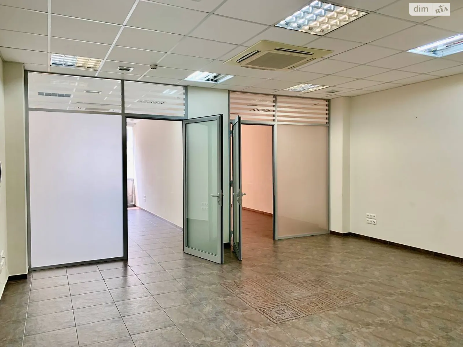 Сдается в аренду офис 78 кв. м в бизнес-центре, цена: 500 $ - фото 1
