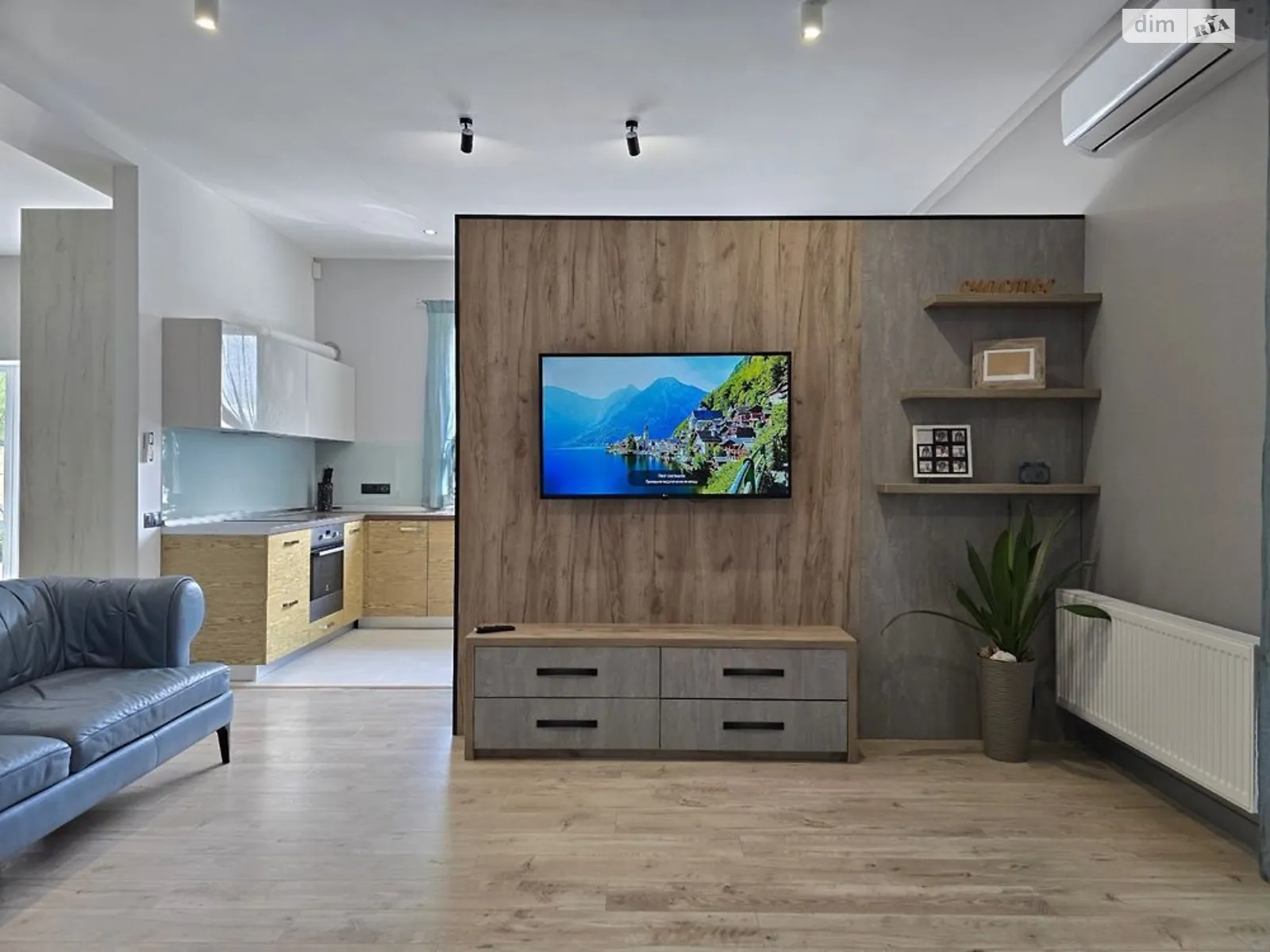 Сдается в аренду дом на 2 этажа 160 кв. м с гаражом, цена: 1700 € - фото 1