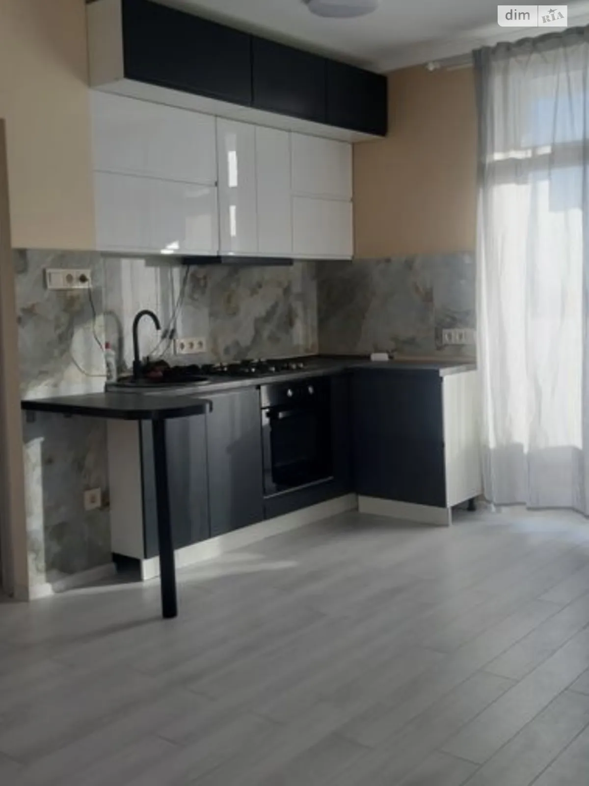 Продается 1-комнатная квартира 46 кв. м в Ужгороде, ул. Гленца, 14 - фото 1