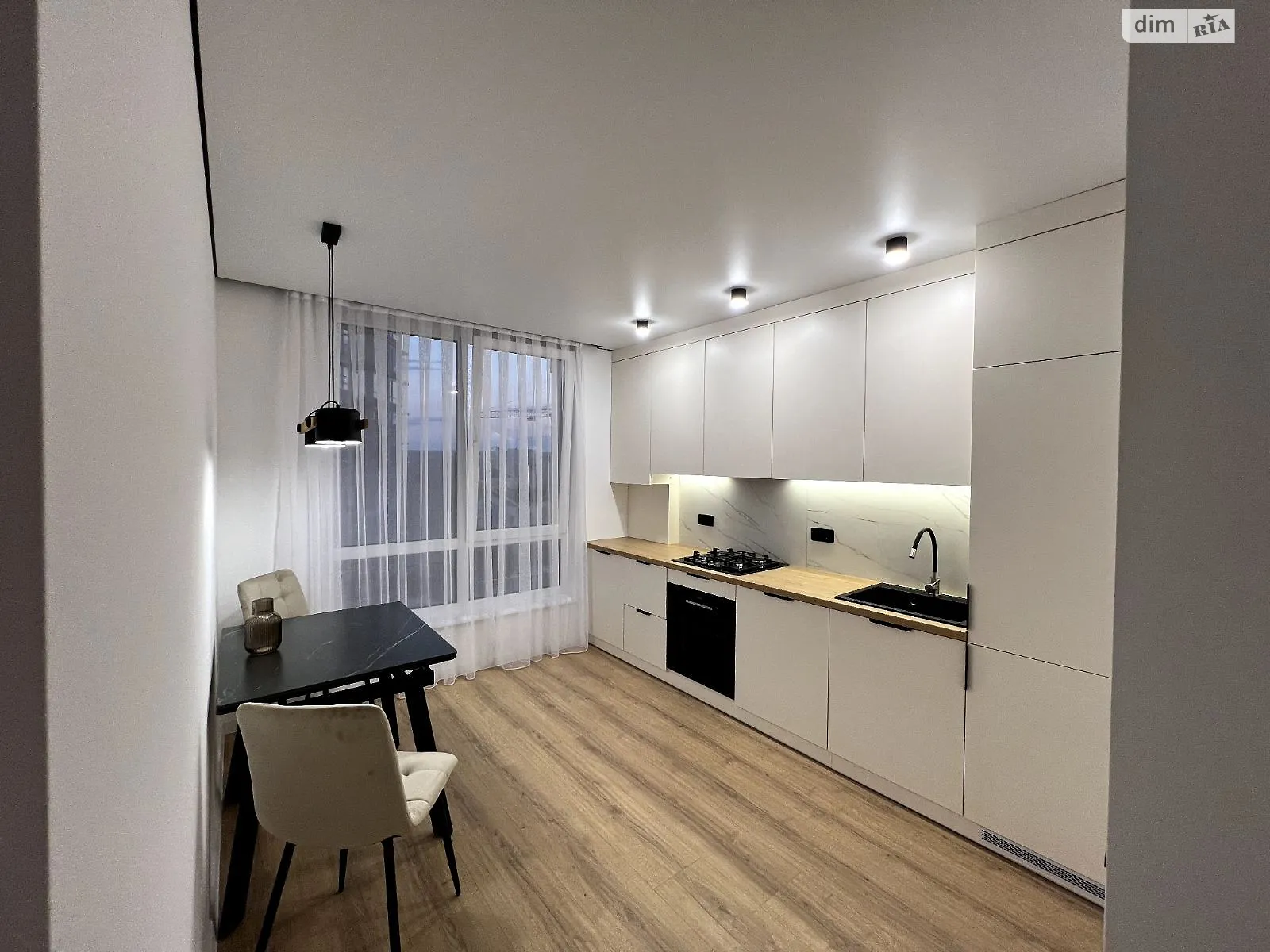 Продается 1-комнатная квартира 38 кв. м в Ивано-Франковске, ул. Крайковского - фото 1