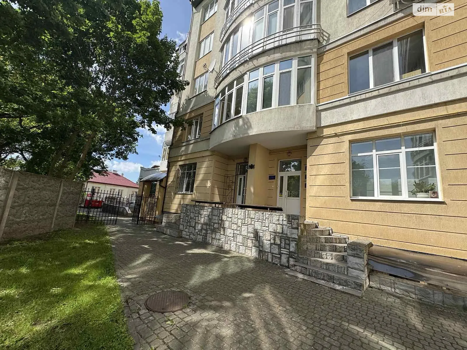 Сдается в аренду офис 112 кв. м в бизнес-центре, цена: 730 $ - фото 1