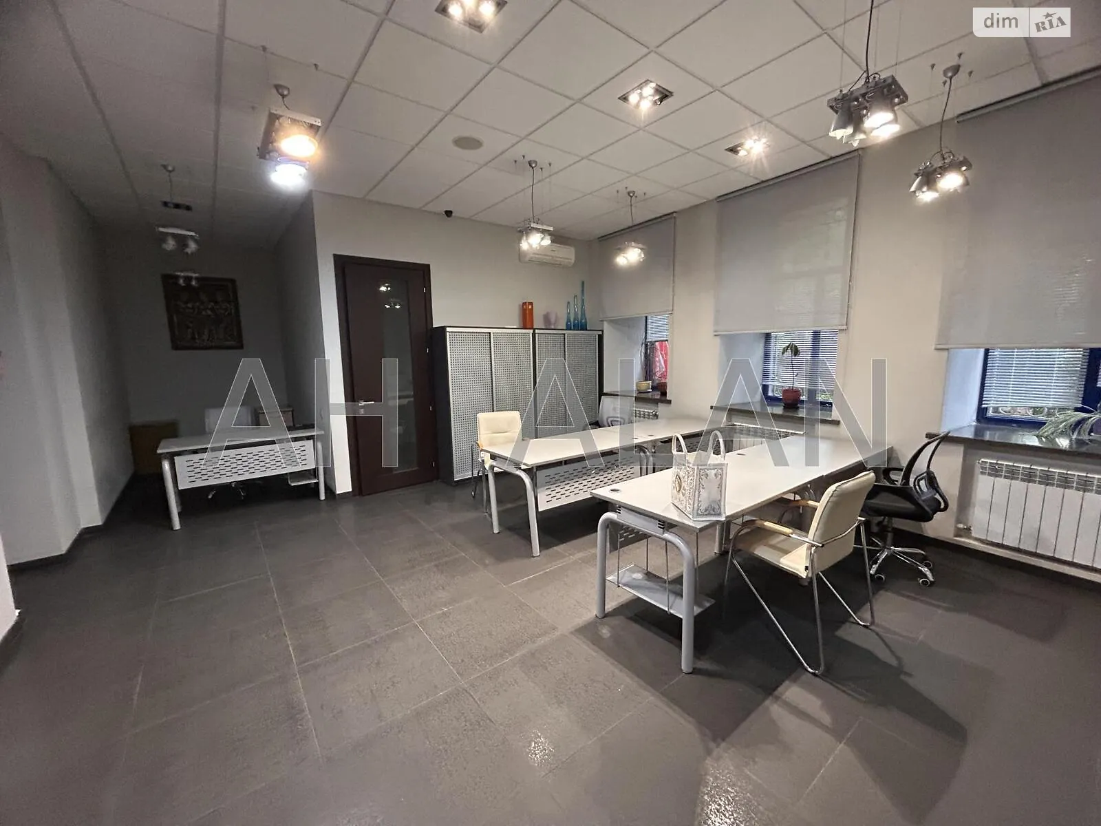 Сдается в аренду офис 100 кв. м в бизнес-центре, цена: 1100 € - фото 1