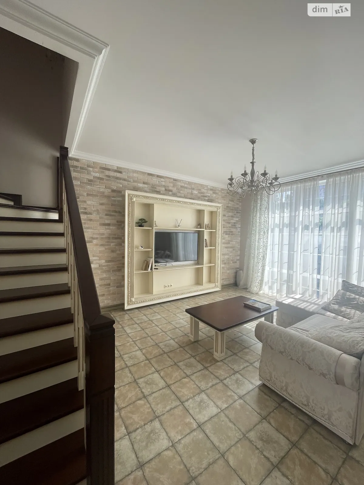 Сдается в аренду дом на 3 этажа 250 кв. м с подвалом, цена: 2000 $ - фото 1