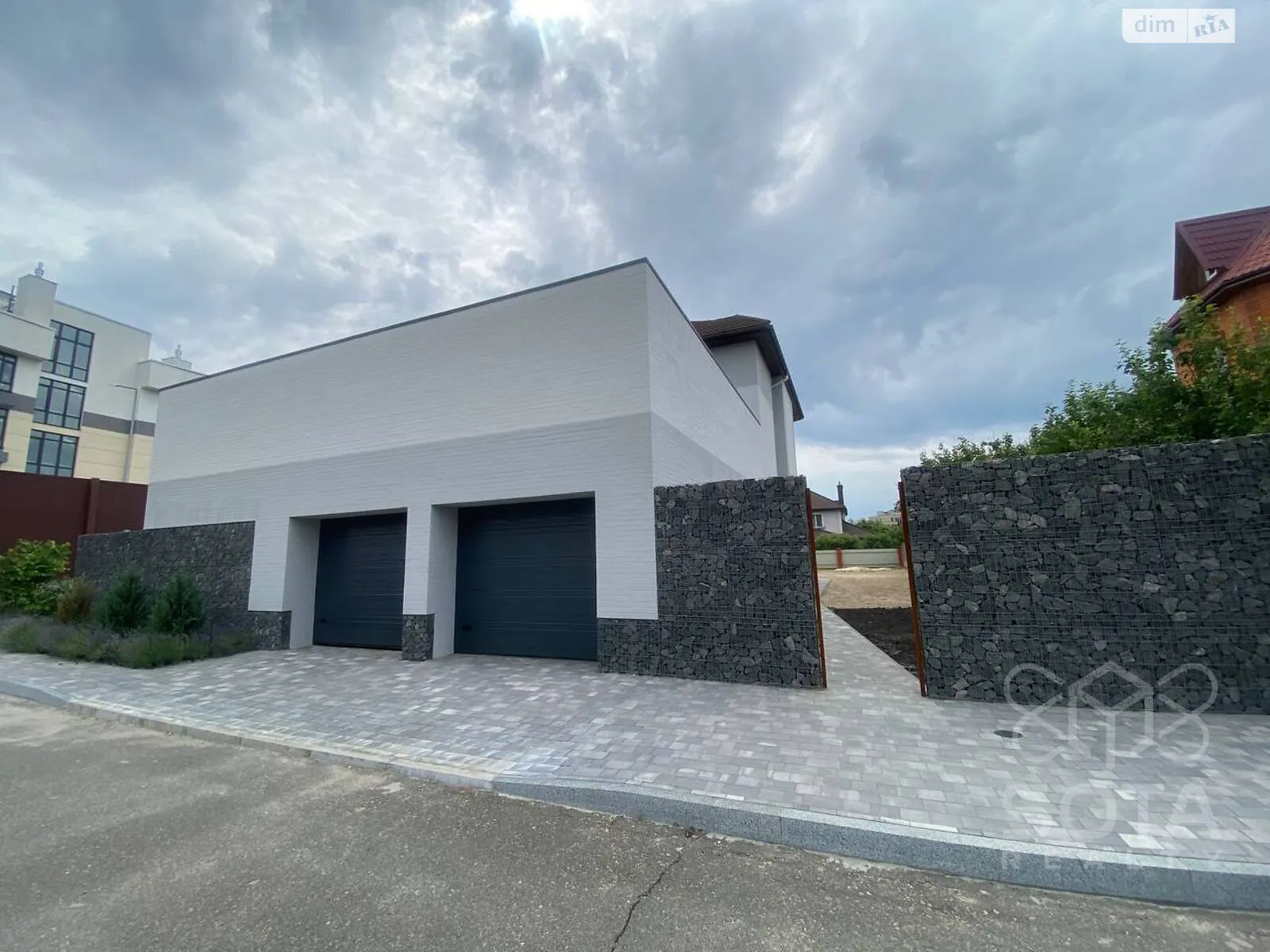 Продается дом на 3 этажа 699.2 кв. м с террасой, цена: 550000 $ - фото 1