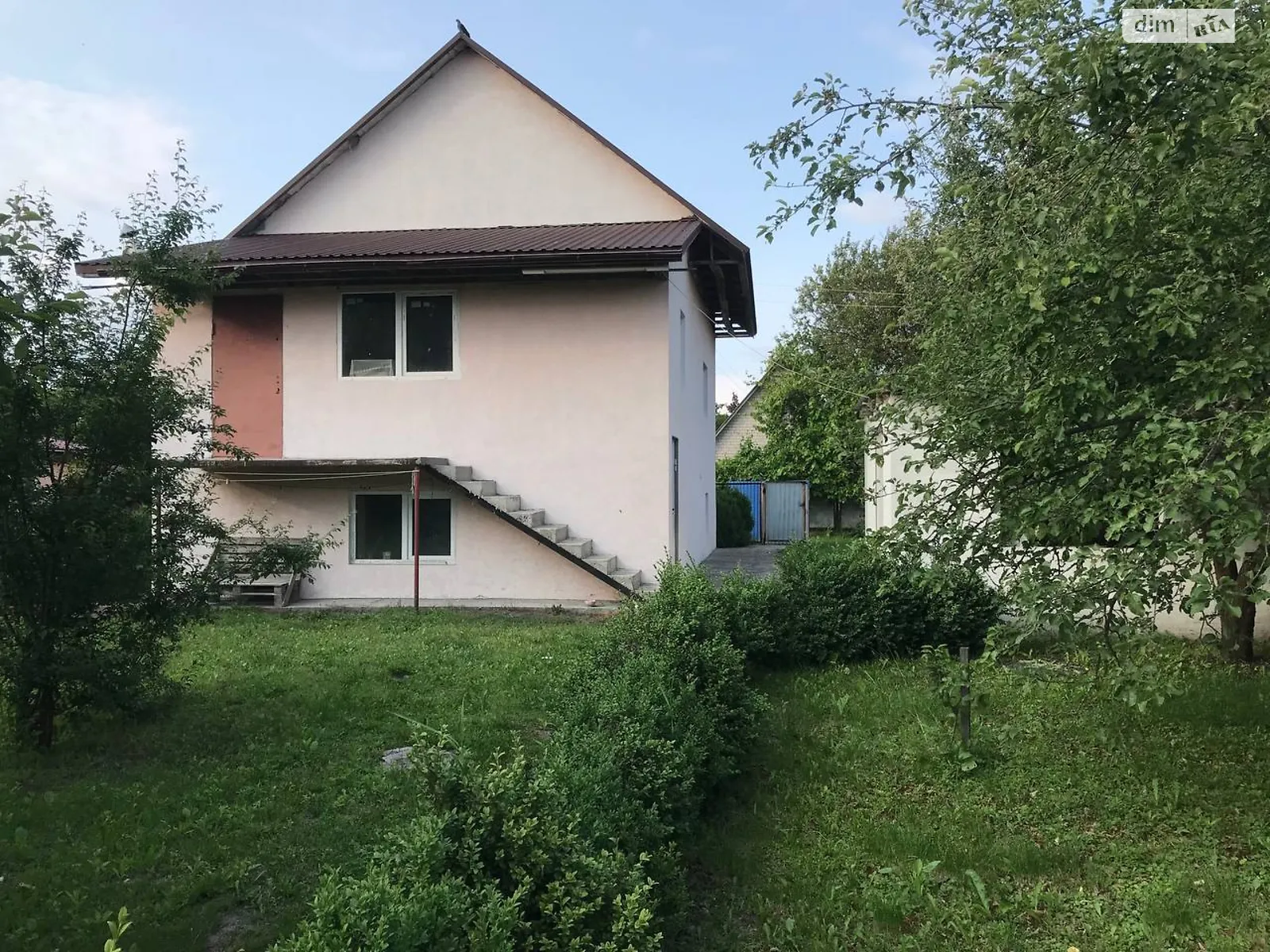 Продается дом на 3 этажа 130 кв. м с бассейном, цена: 26999 $ - фото 1