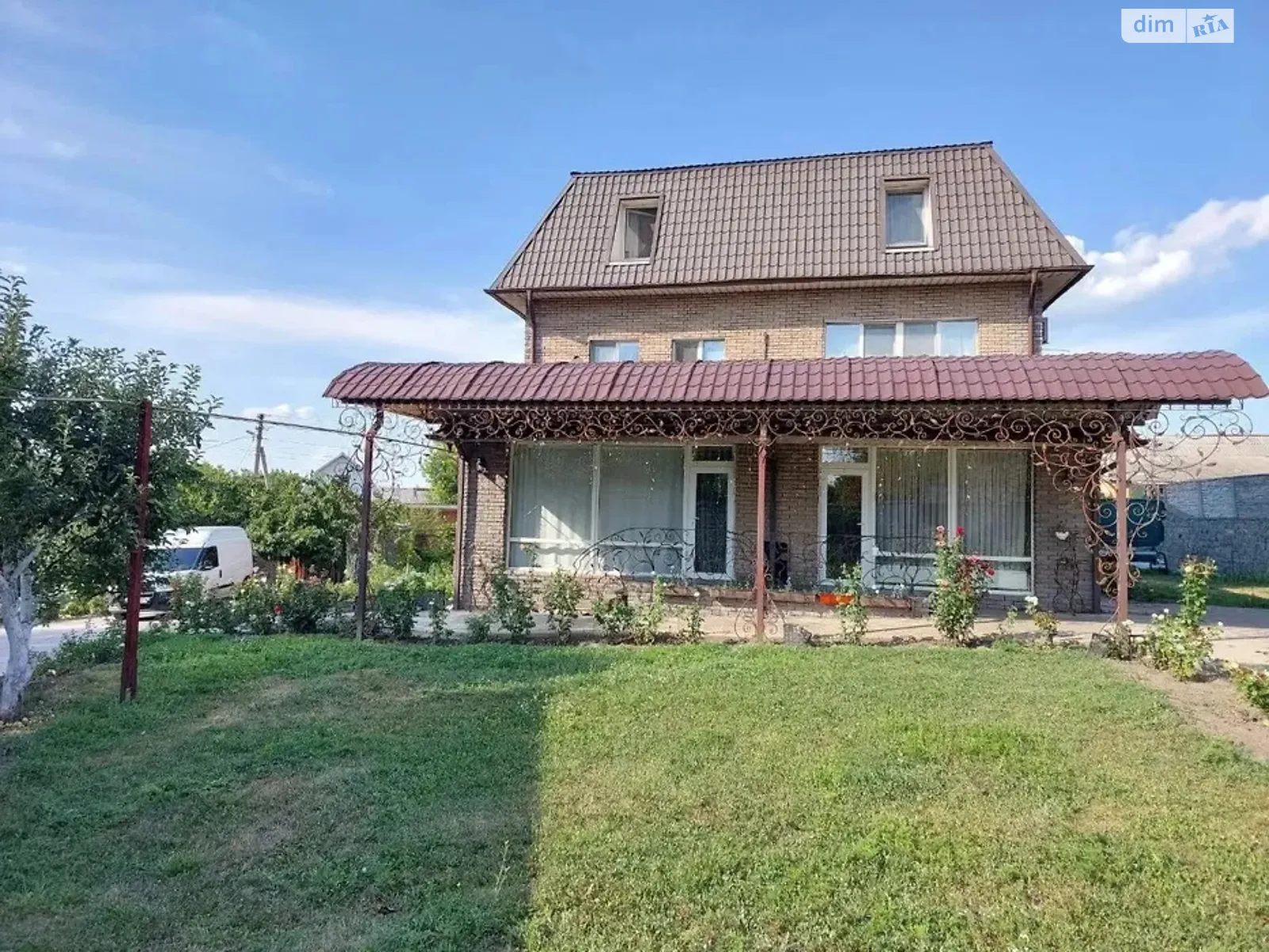Продается дом на 3 этажа 280 кв. м с бассейном, цена: 250000 $ - фото 1