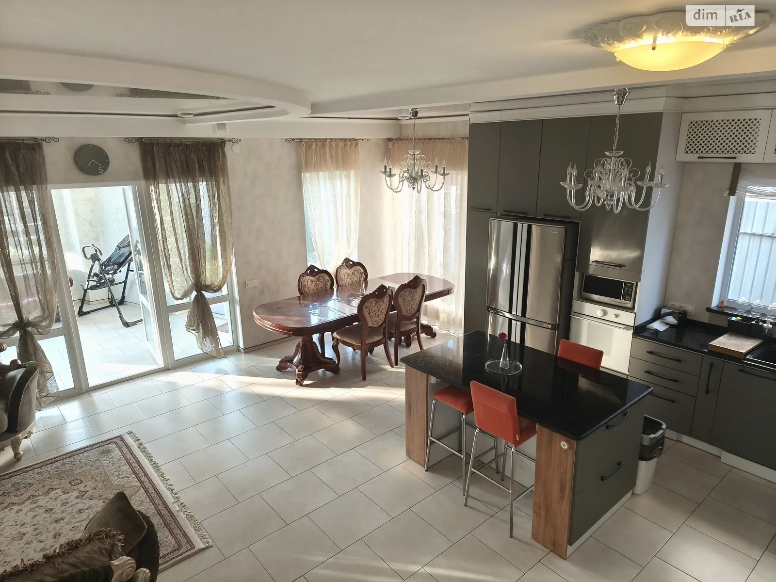 Сдается в аренду дом на 2 этажа 170 кв. м с бассейном, цена: 1300 € - фото 1