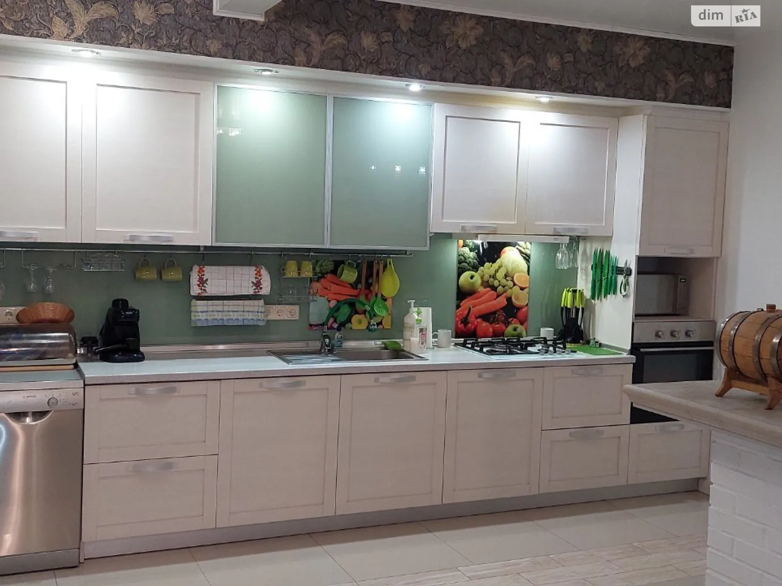 Сдается в аренду дом на 2 этажа 190 кв. м с гаражом, цена: 1300 € - фото 1