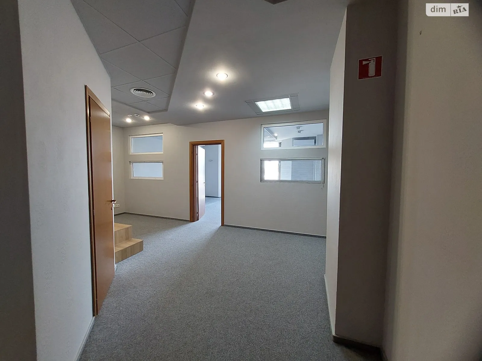 Сдается в аренду офис 682 кв. м в бизнес-центре, цена: 12276 $ - фото 1