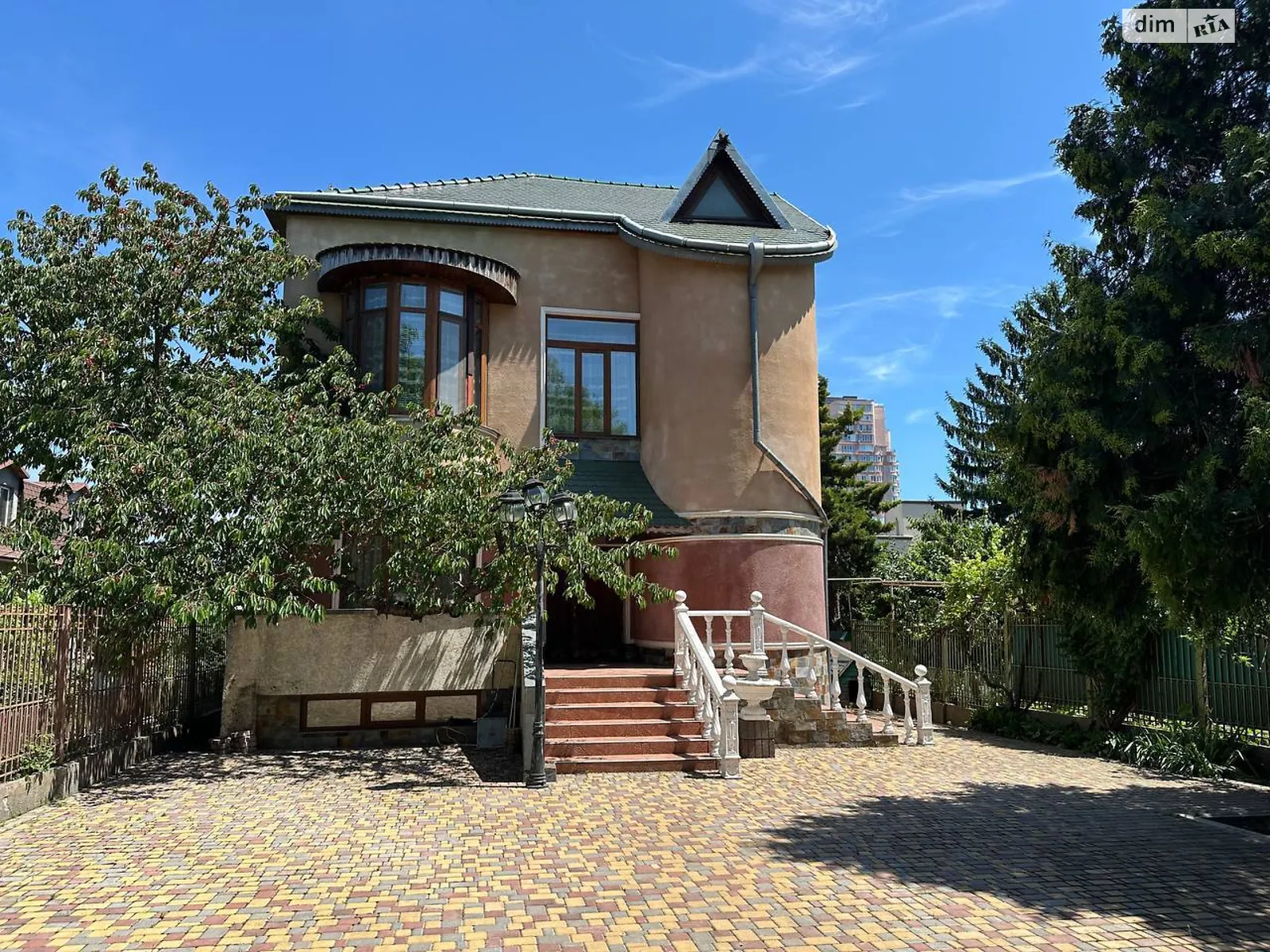 Сдается в аренду дом на 3 этажа 500 кв. м с беседкой, цена: 2500 $ - фото 1