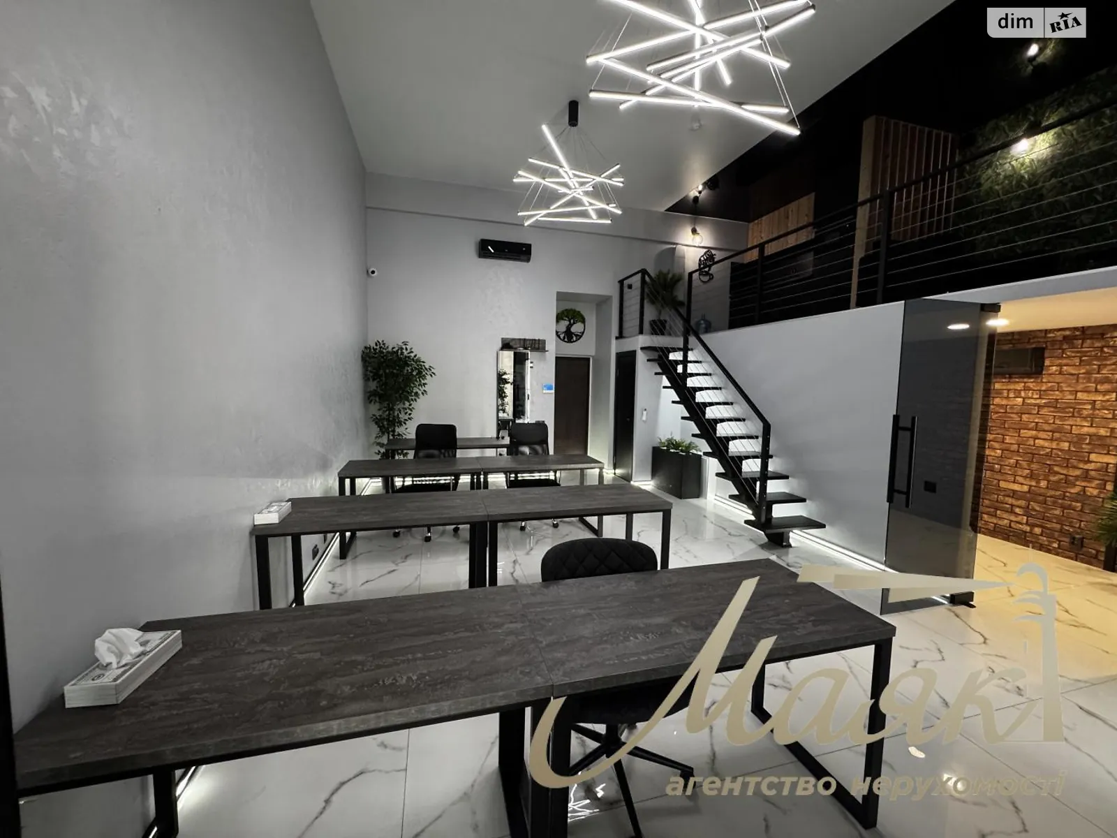 Сдается в аренду офис 100 кв. м в бизнес-центре, цена: 2500 $ - фото 1