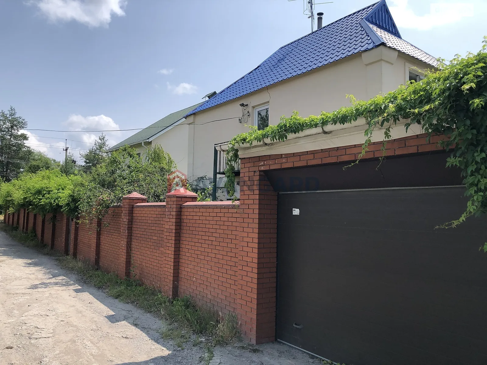 Продается дом на 3 этажа 240 кв. м с балконом, цена: 160000 $ - фото 1