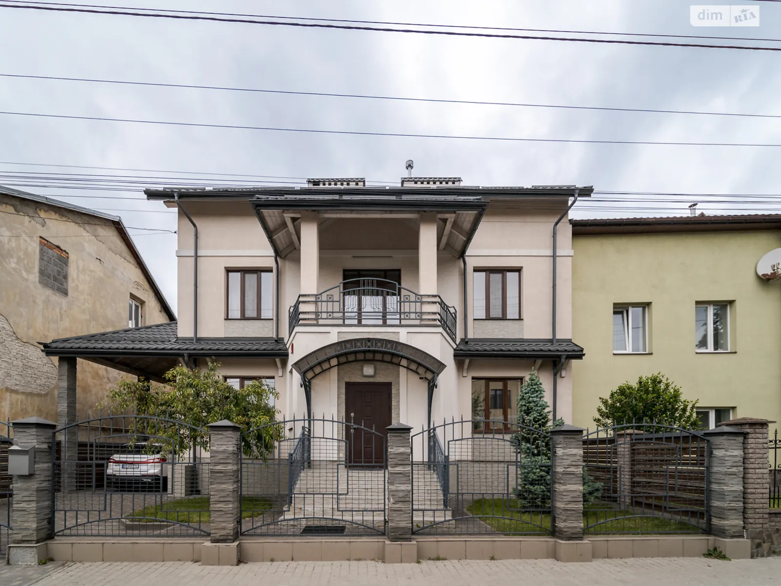 Сдается в аренду дом на 3 этажа 330 кв. м с бассейном, цена: 2000 € - фото 1