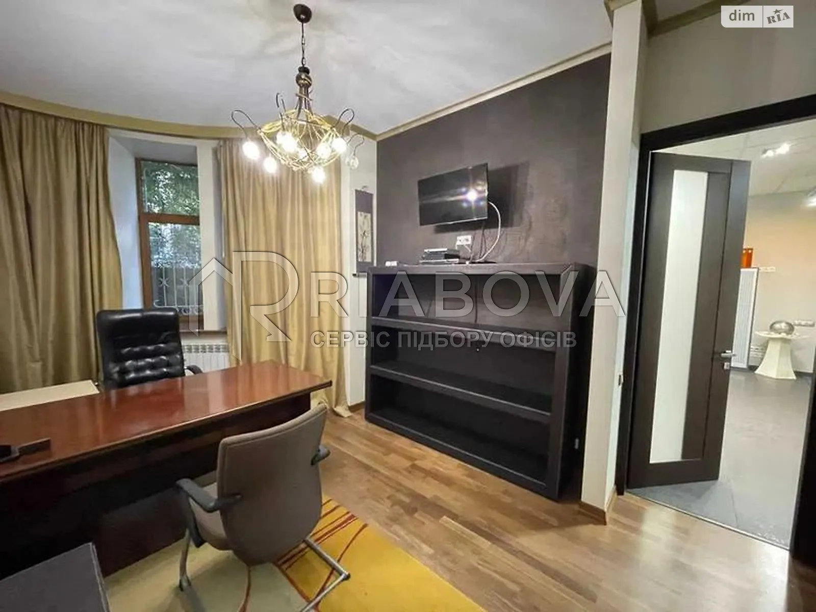 Сдается в аренду офис 100 кв. м в бизнес-центре, цена: 1200 € - фото 1