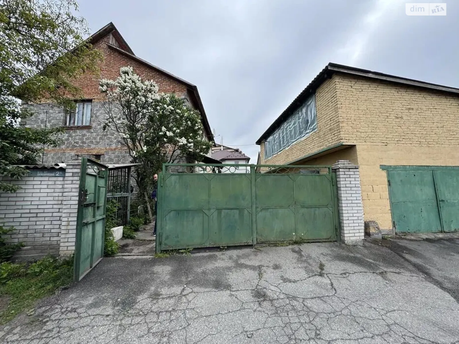 Продается дом на 2 этажа 200 кв. м с верандой, цена: 105000 $ - фото 1