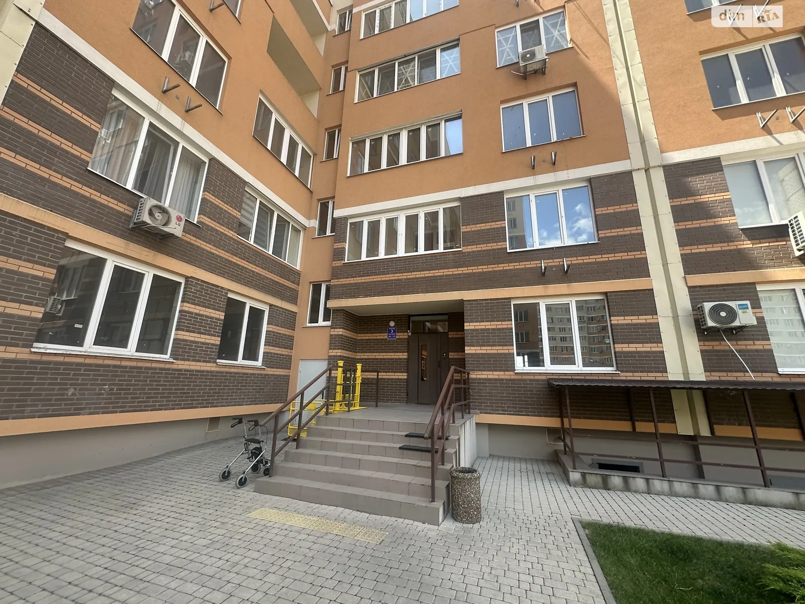 Продається 2-кімнатна квартира 58.3 кв. м у Чорноморську, вул. Захисників України(1 Травня), 42Б - фото 1