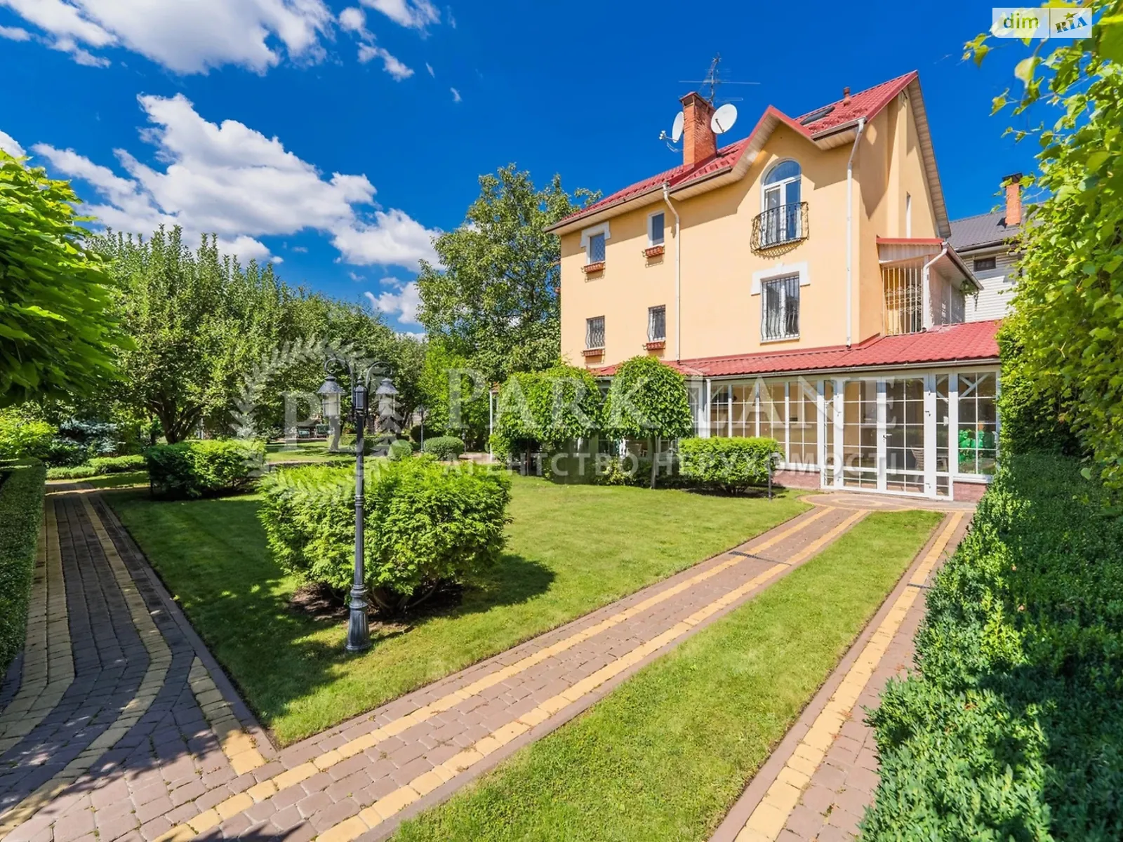 Продается дом на 3 этажа 210 кв. м с мебелью, цена: 800000 $ - фото 1