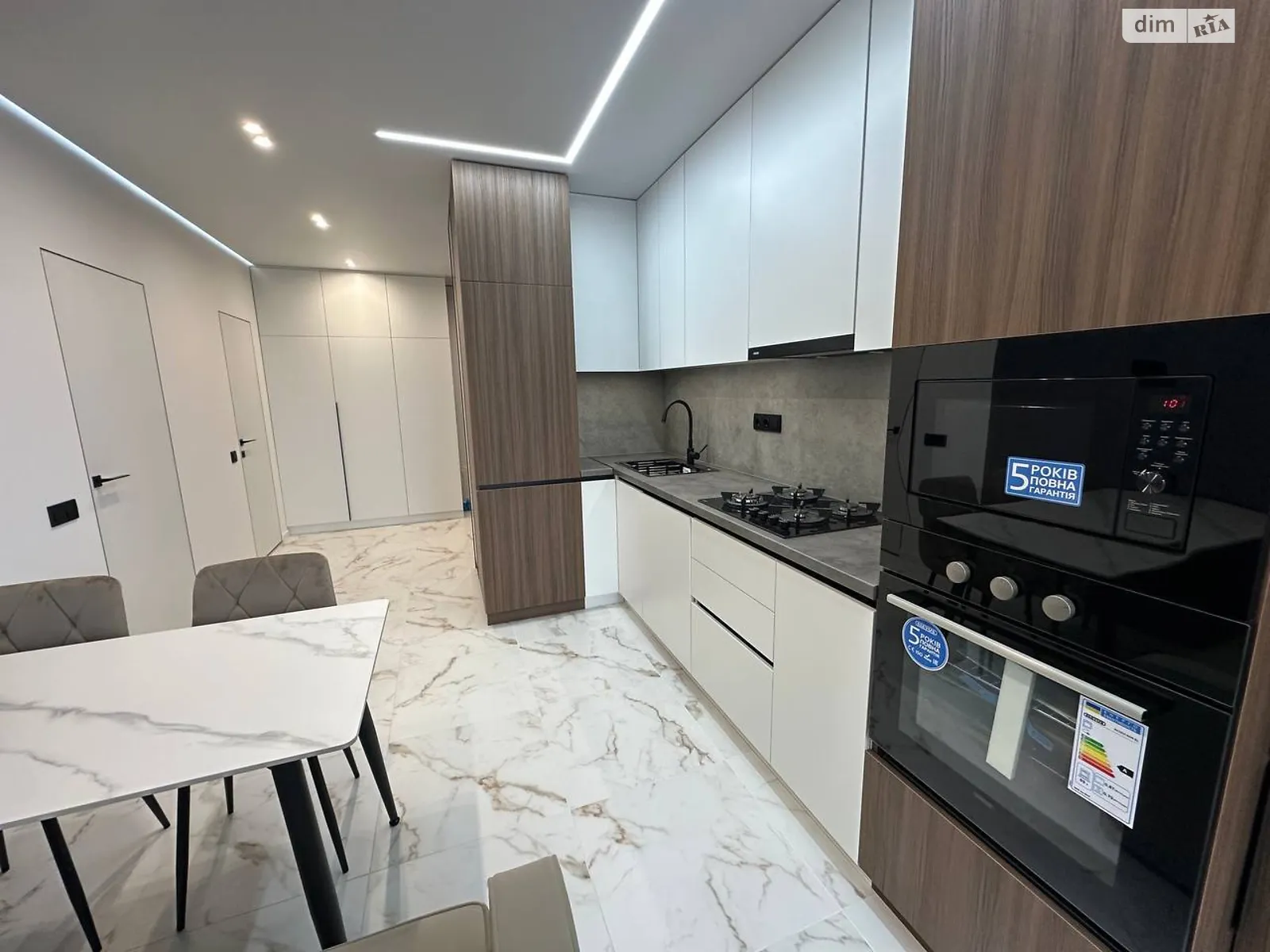 Продается 1-комнатная квартира 38 кв. м в Ивано-Франковске, ул. Крайковского - фото 1