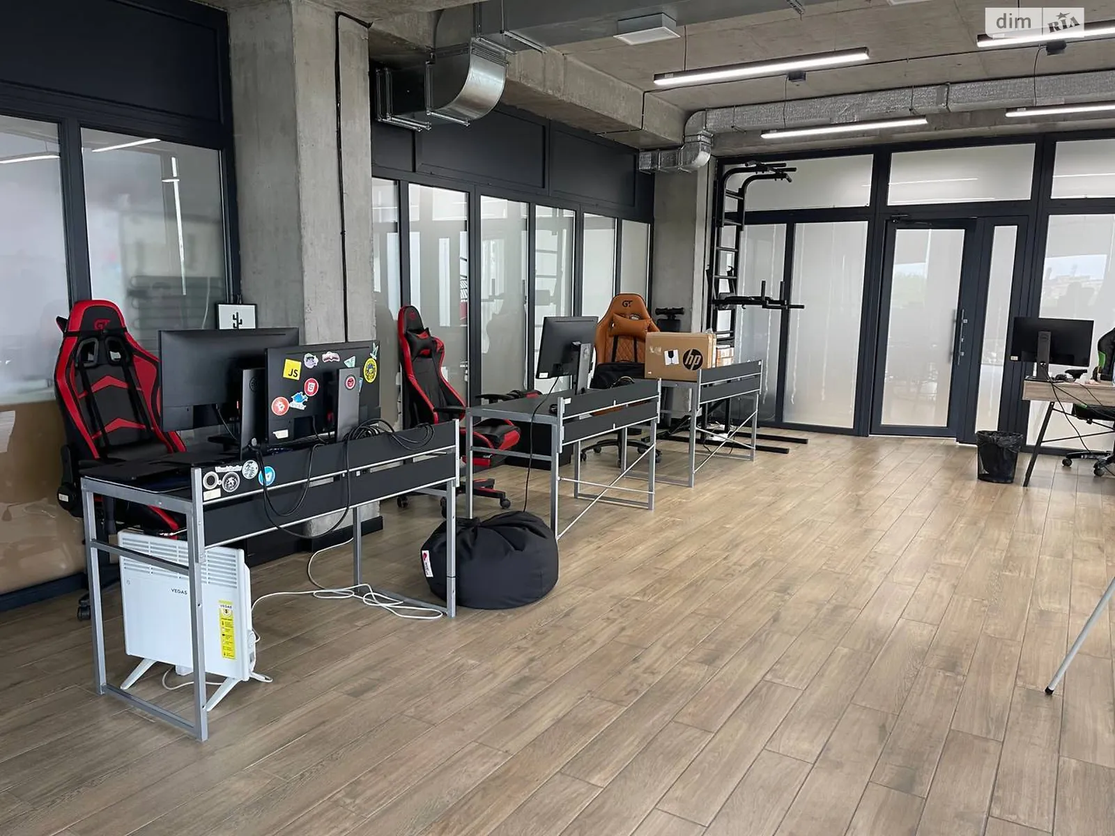 Здається в оренду офіс 70 кв. м в бізнес-центрі, цена: 840 $ - фото 1