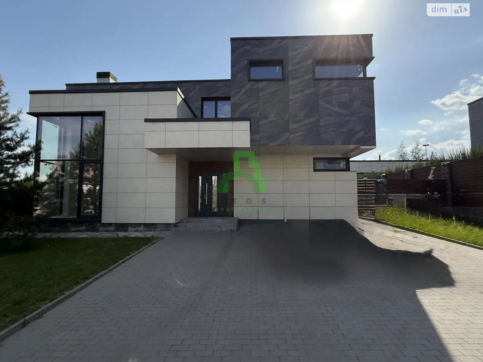 Продается дом на 2 этажа 250 кв. м с баней/сауной, цена: 380000 $ - фото 1