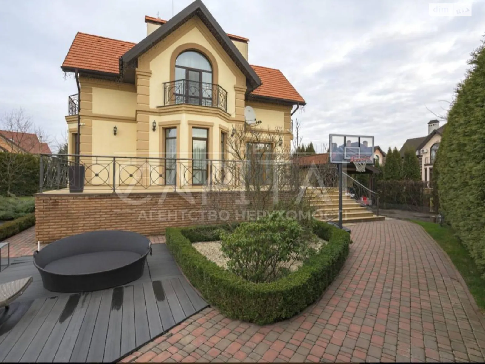 Сдается в аренду дом на 2 этажа 286 кв. м с мансардой, цена: 3900 $ - фото 1