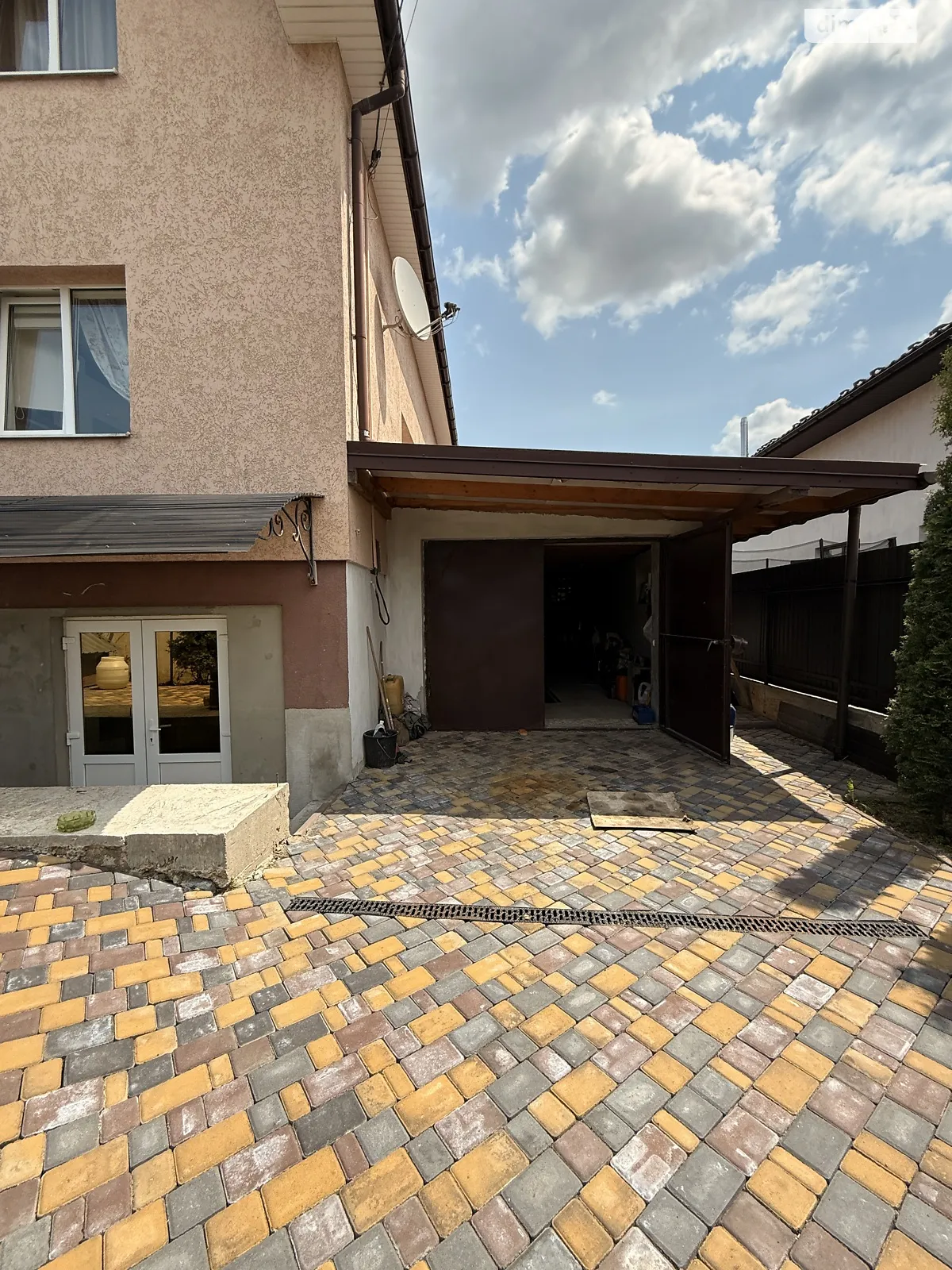 Продается дом на 2 этажа 285 кв. м с баней/сауной, цена: 150000 $ - фото 1