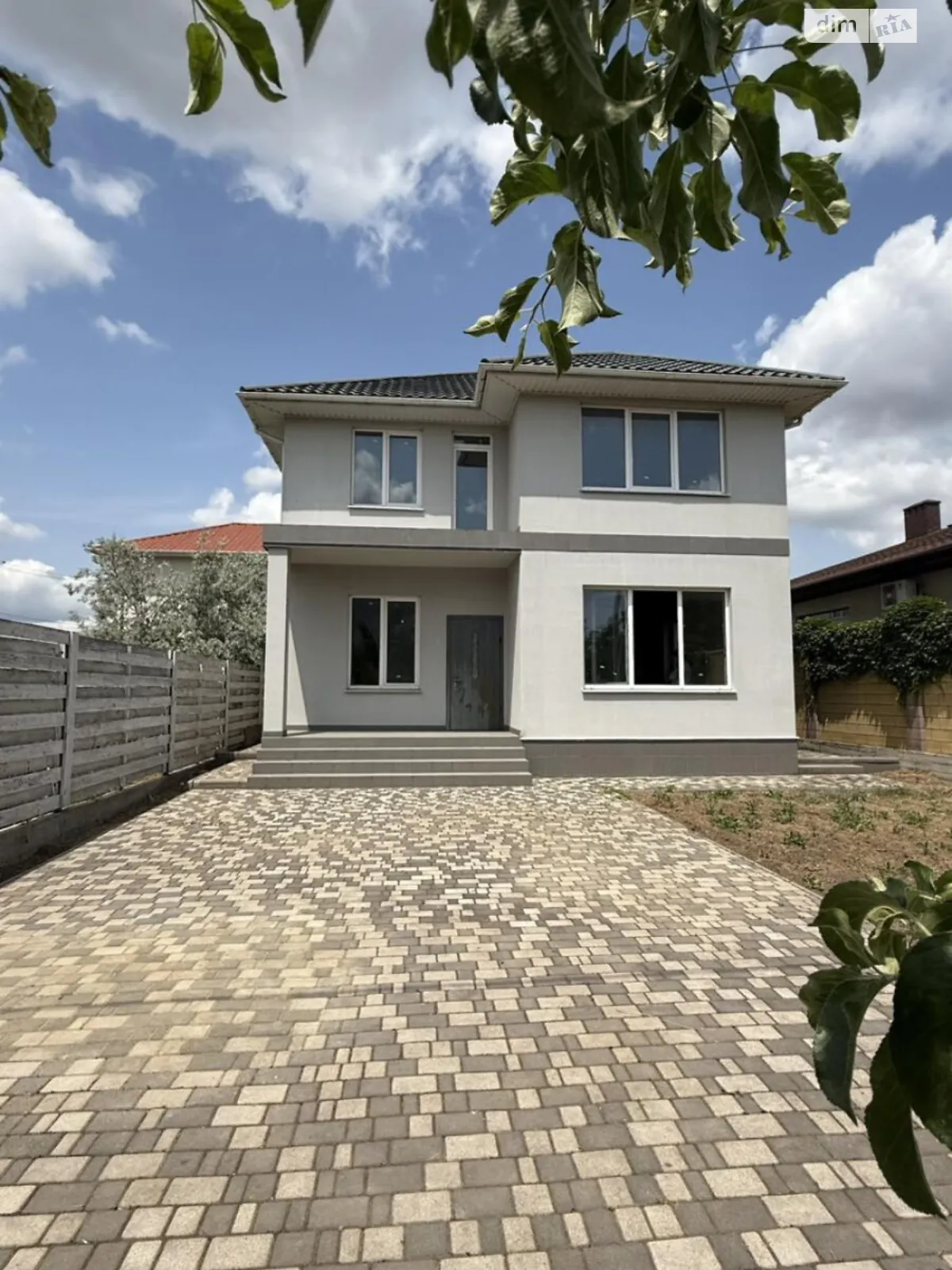 Продается дом на 2 этажа 140 кв. м с камином, цена: 105000 $ - фото 1