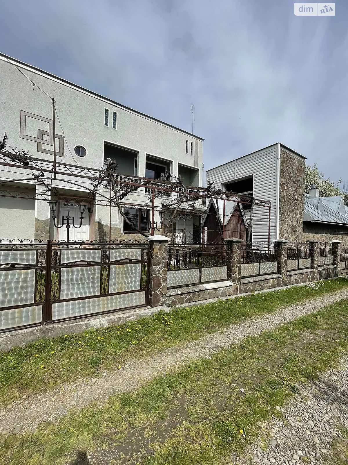 Продается дом на 2 этажа 193 кв. м с гаражом, цена: 197000 $ - фото 1