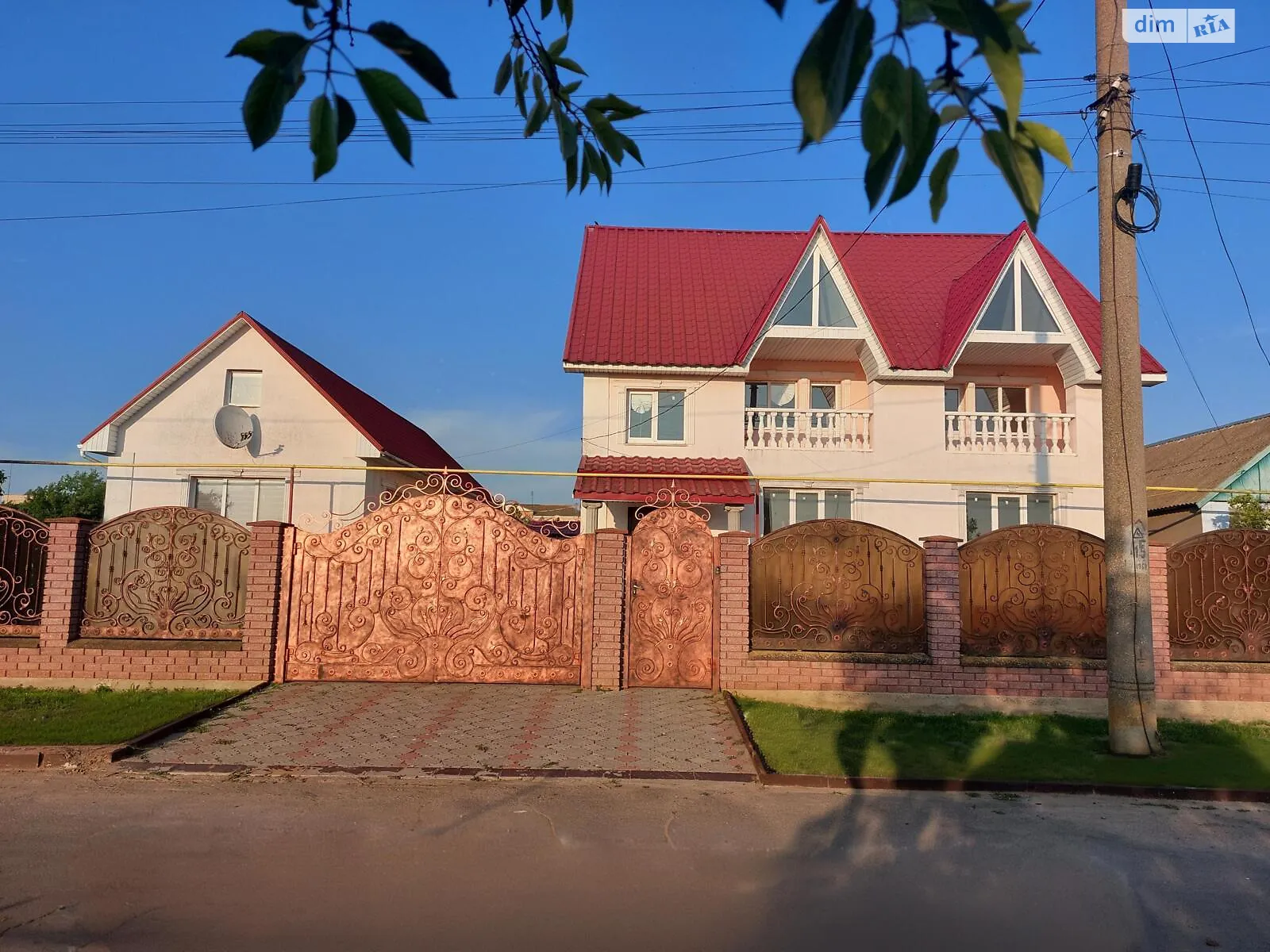 Продается дом на 2 этажа 195.6 кв. м с камином, цена: 130000 $ - фото 1