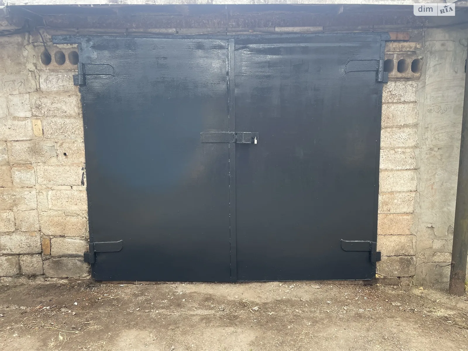 Продается место в гаражном кооперативе под легковое авто на 18 кв. м, цена: 2000 $ - фото 1