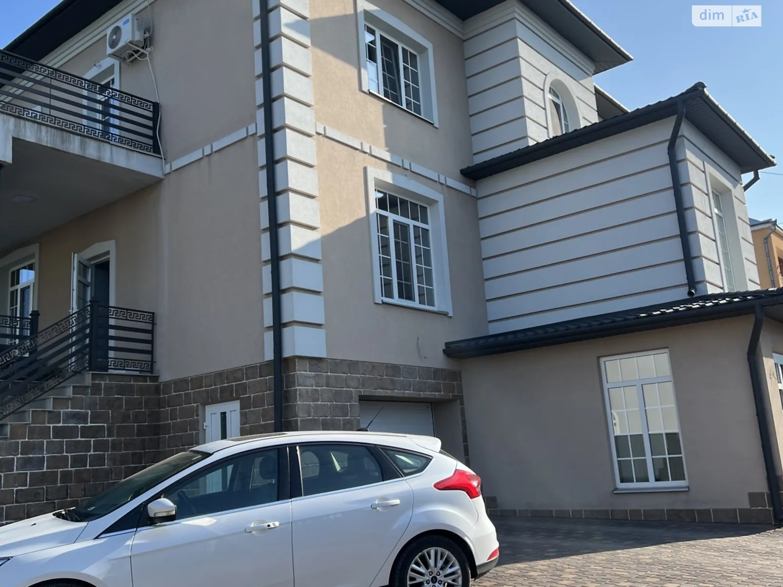 Здається в оренду будинок 3 поверховий 330 кв. м з каміном, цена: 1200 € - фото 1