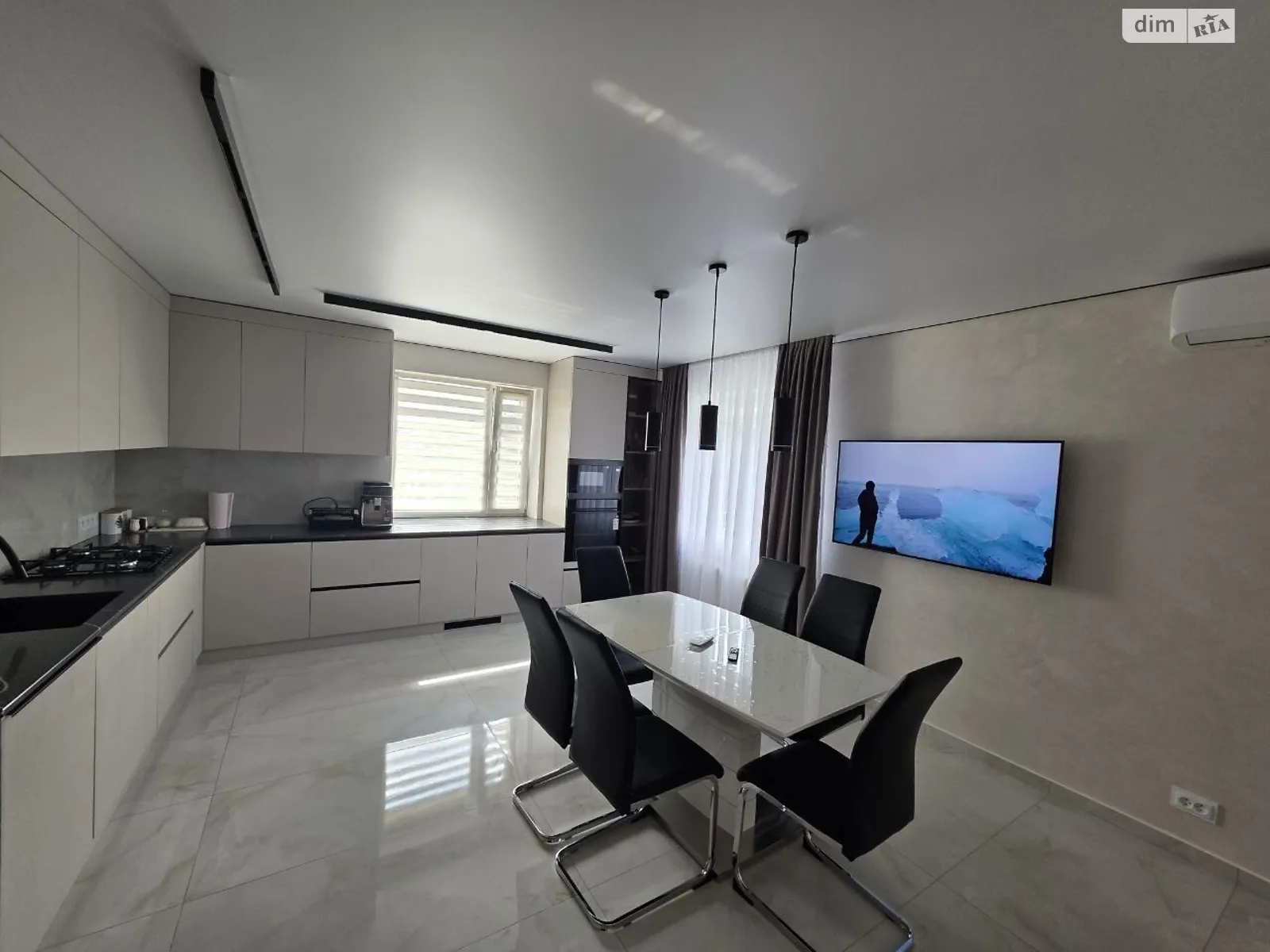 Продается дом на 2 этажа 197 кв. м с садом, цена: 169000 $ - фото 1